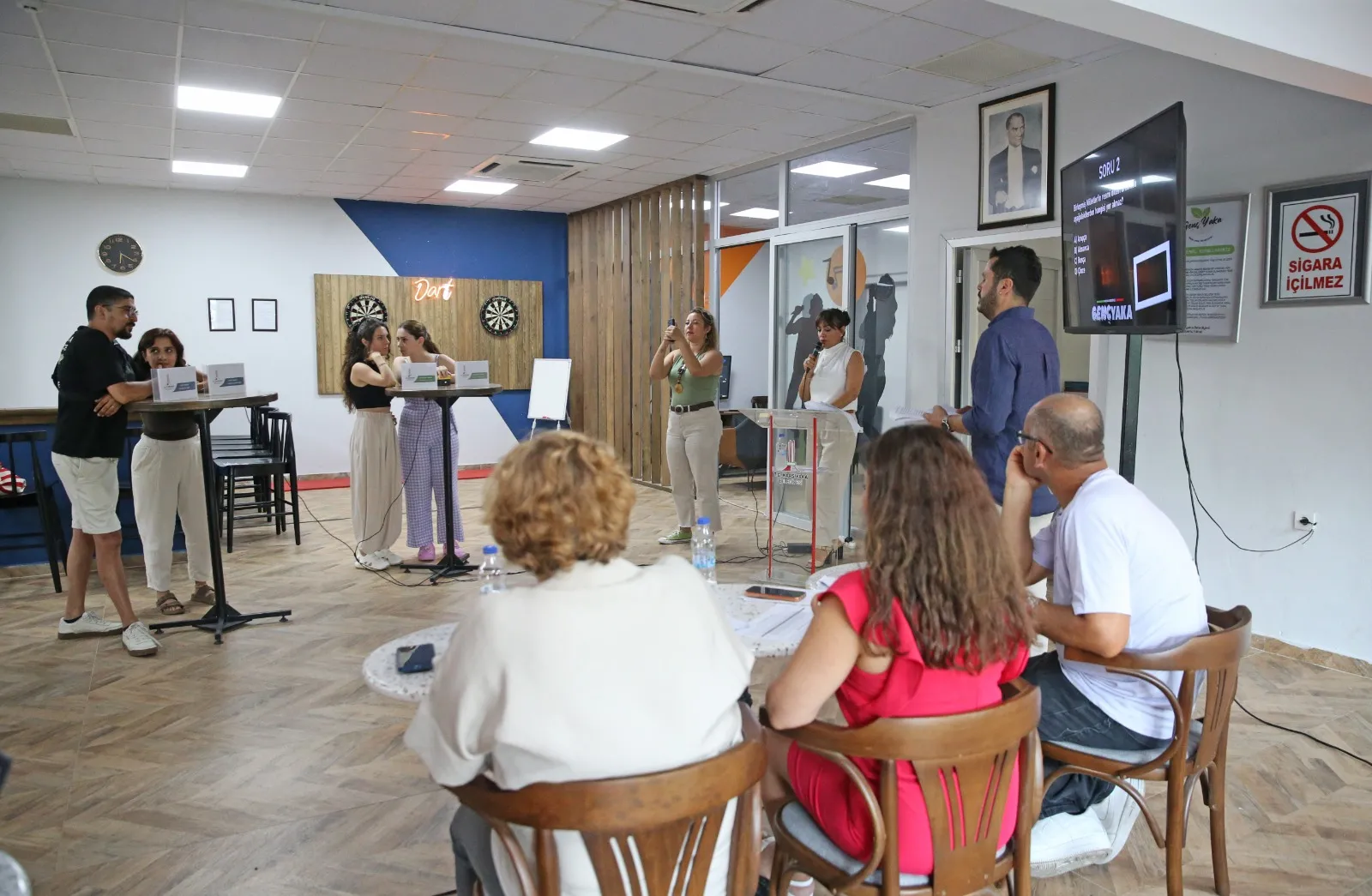 Bostanlı'da rekabet ve eğlence bir arada: Gençler bilgi yarışmasında ter döktü