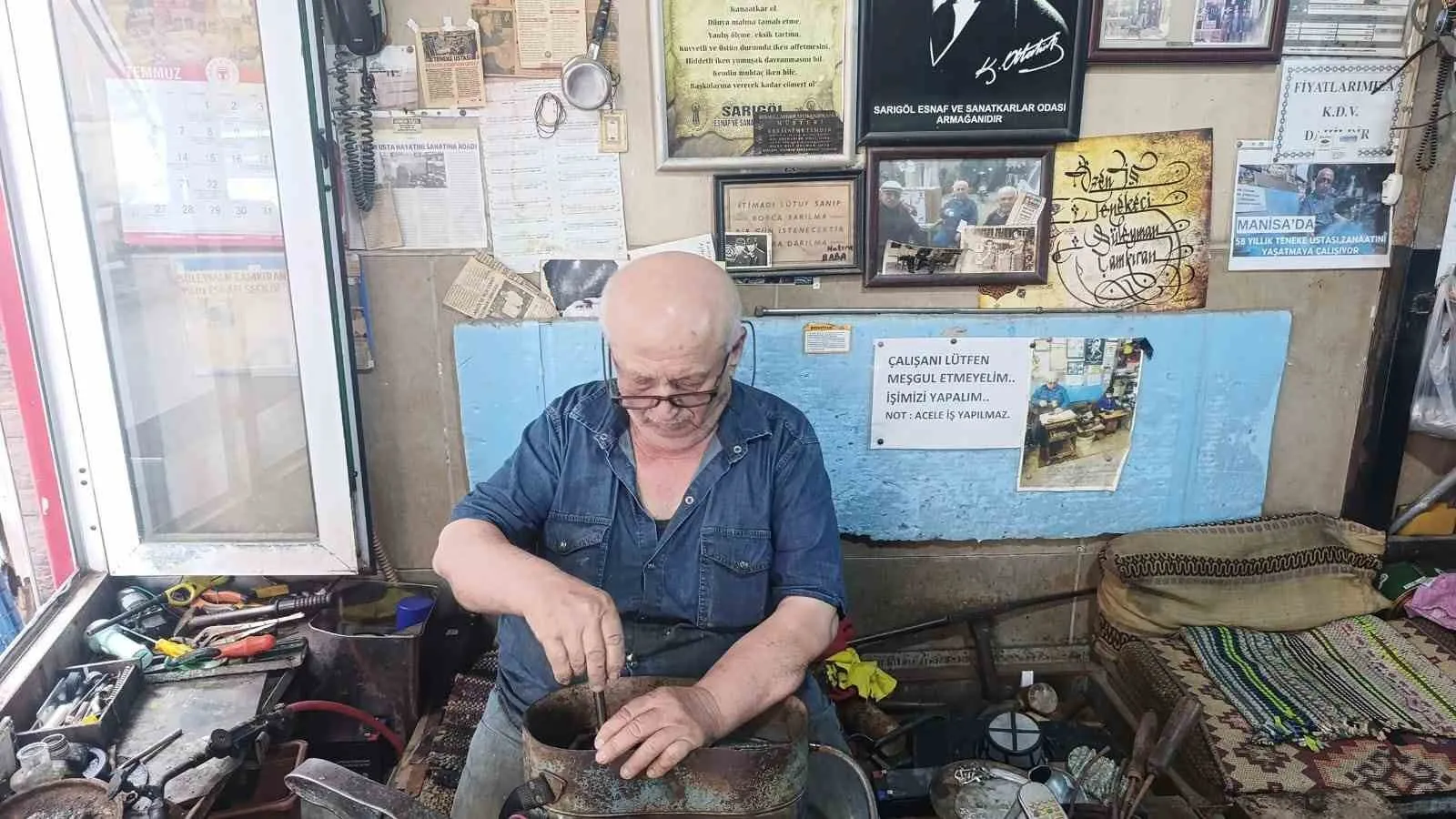 Sarıgöl’de bir zanaat çınarı: 61 yıldır dükkanının ışığı sönmüyor