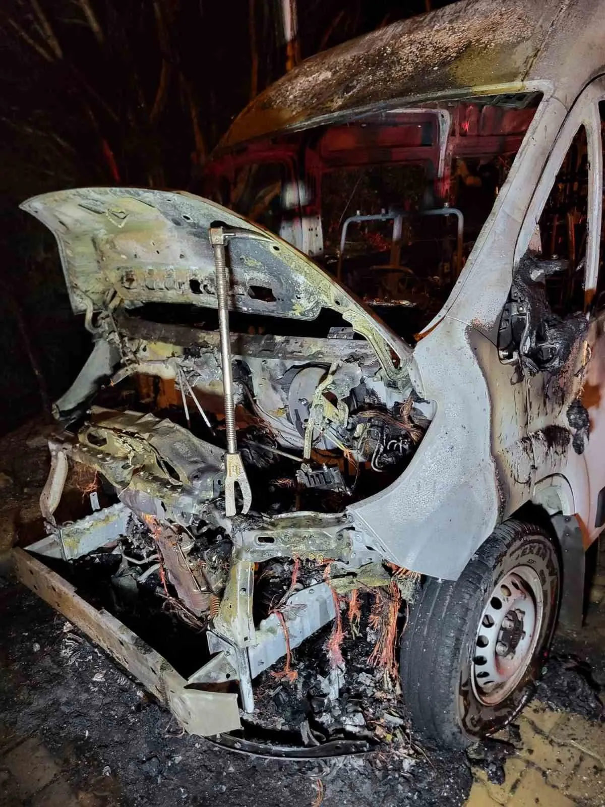 Nazilli'de geceyi aydınlatan alevler: Park halindeki minibüs hurdaya döndü