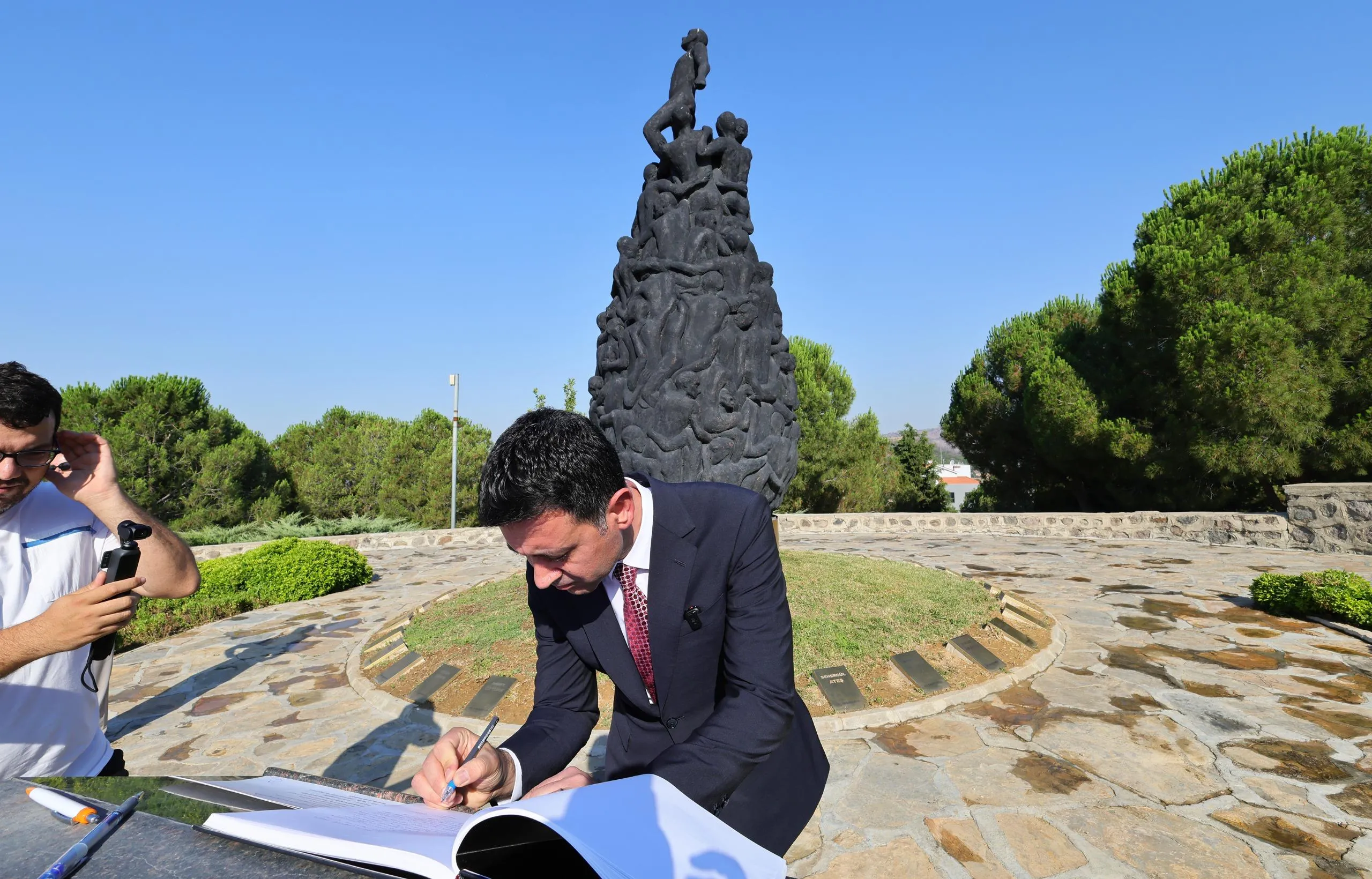 Bayraklı’da 2 Temmuz hüznü: Madımak şehitleri unutulmadı