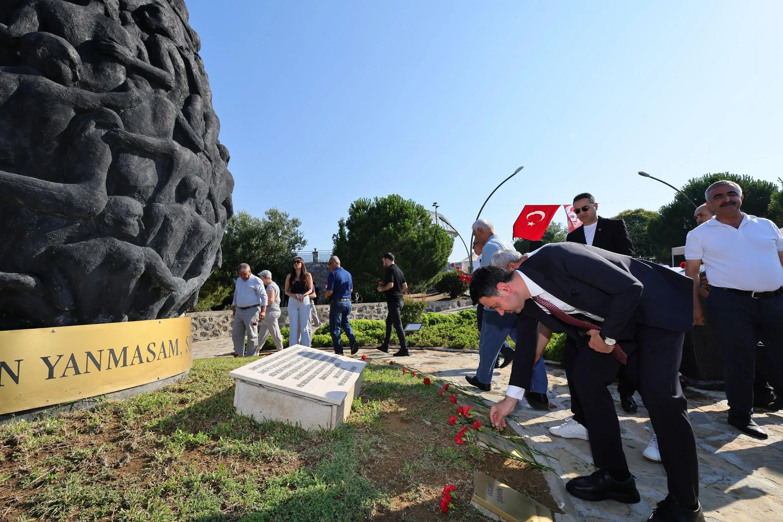 Bayraklı’da 2 Temmuz hüznü: Madımak şehitleri unutulmadı