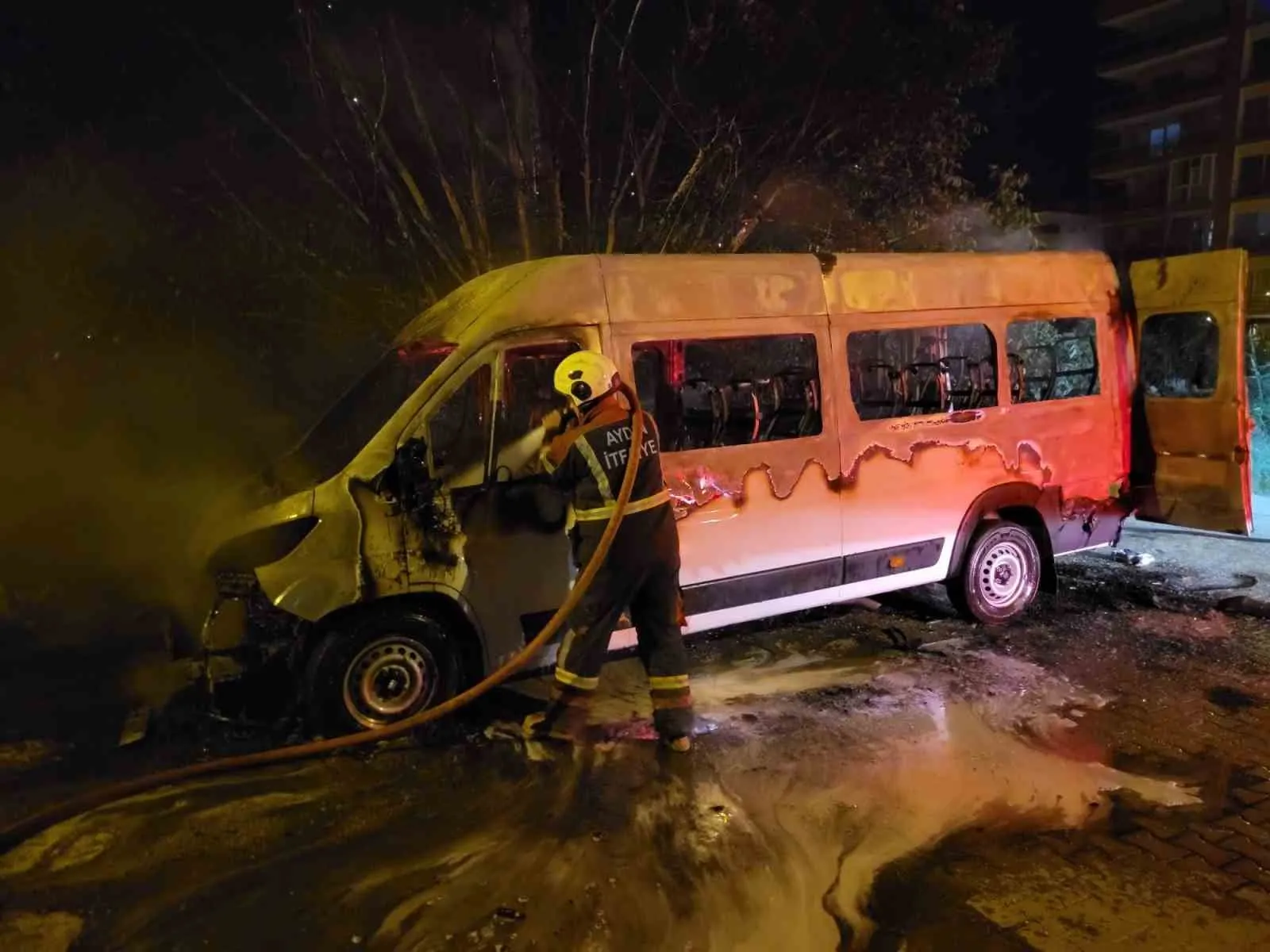 Nazilli'de geceyi aydınlatan alevler: Park halindeki minibüs hurdaya döndü