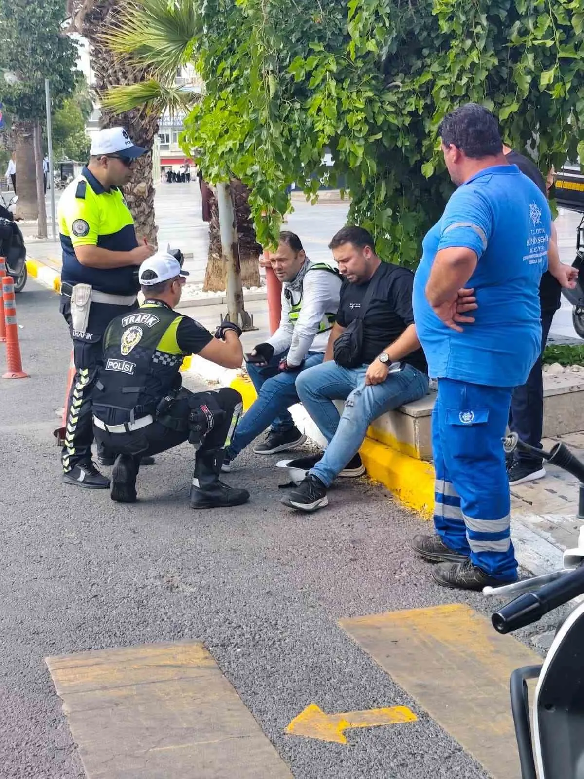 Efeler'de motosikletler çarpıştı: İki sürücü hastanelik oldu