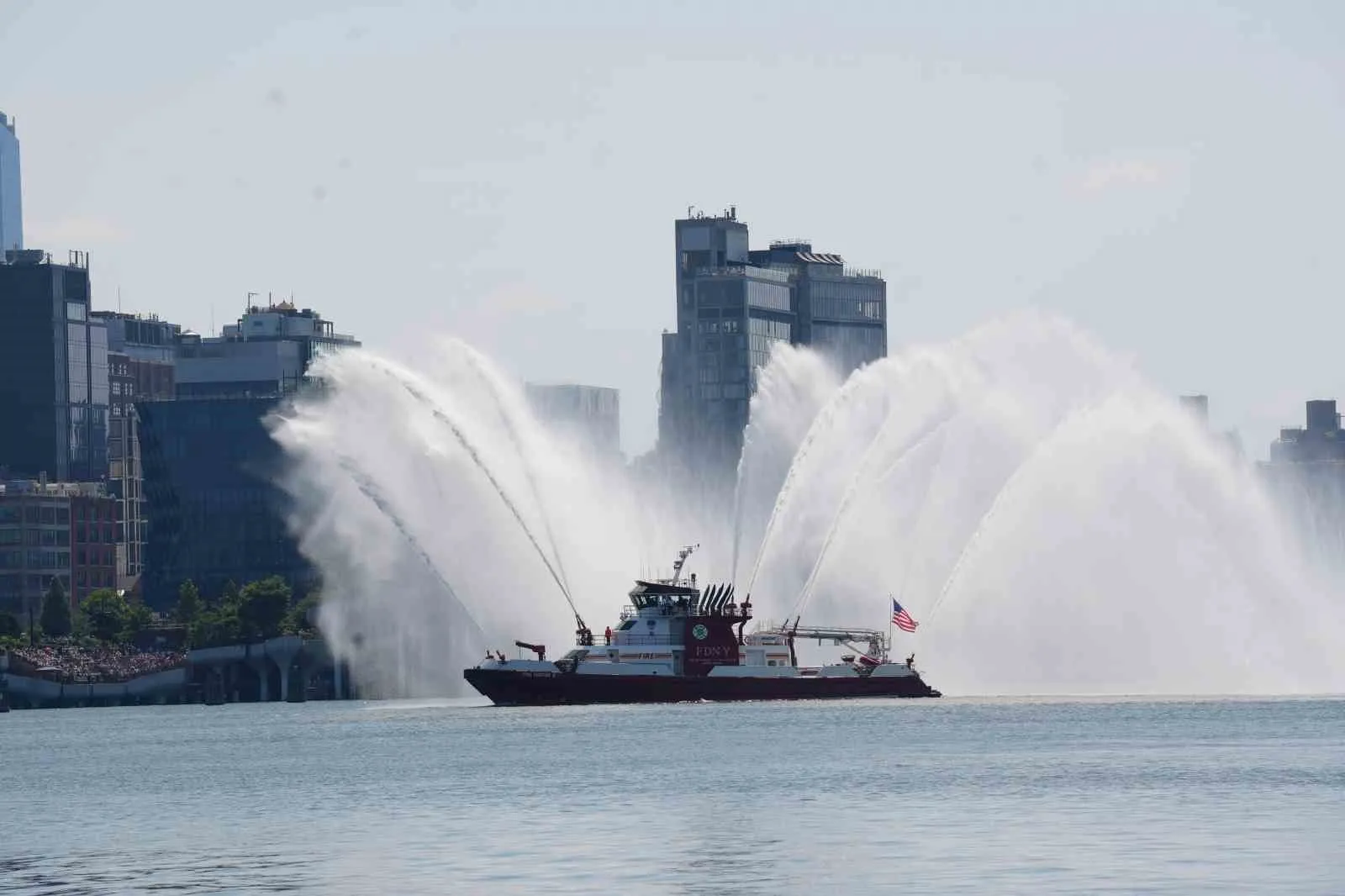New York semalarında ve Hudson sularında 250. yıl coşkusu: TCG Oruçreis de törendeydi