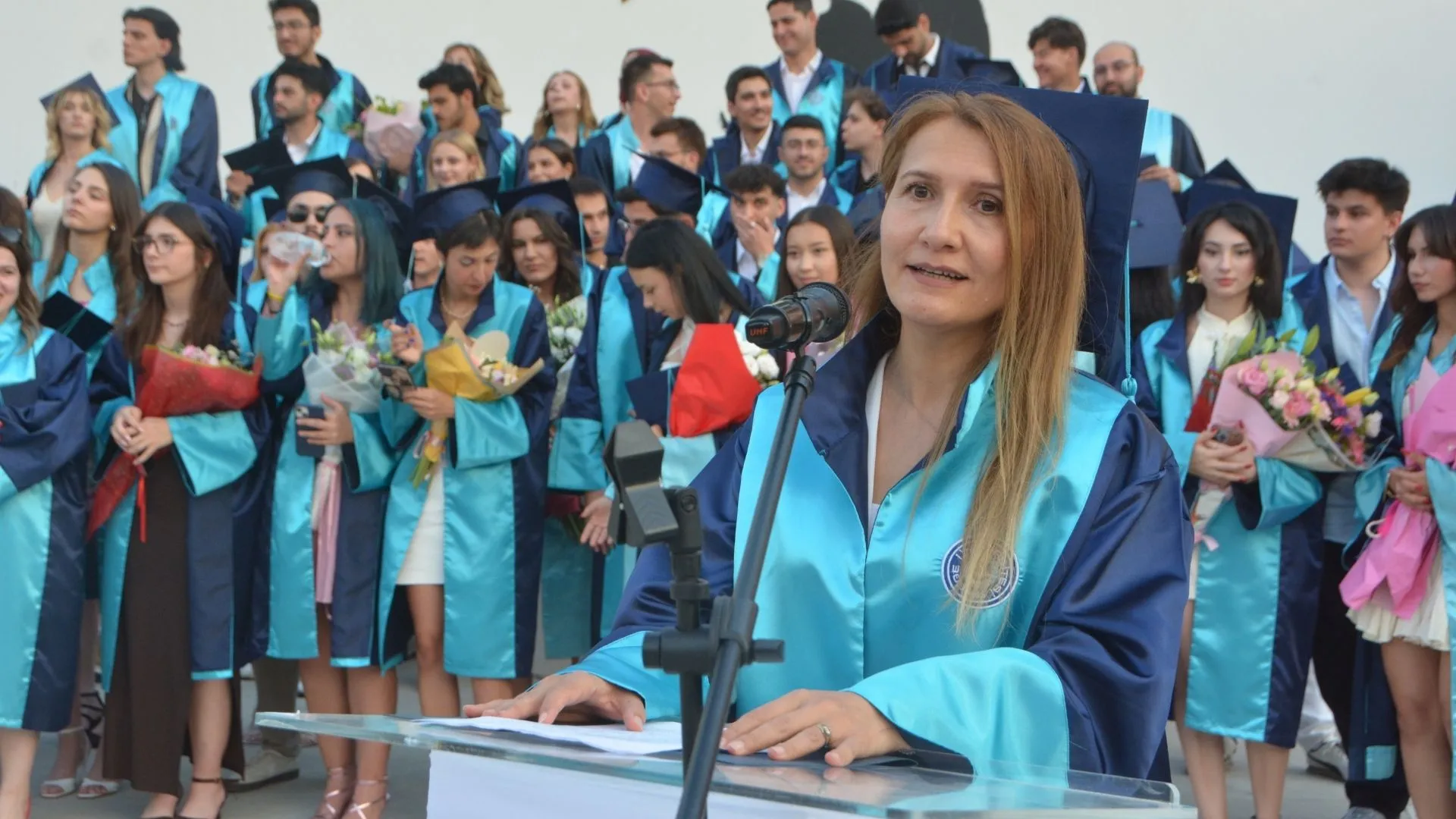 Ege Üniversitesi İletişim Fakültesi’nde mezuniyet coşkusu: Sahne gençlerin