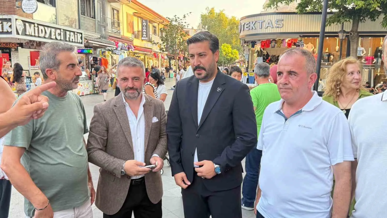Kuşadası'nda Muharrem ayı dayanışması: MHP'den cadde cadde aşure ikramı
