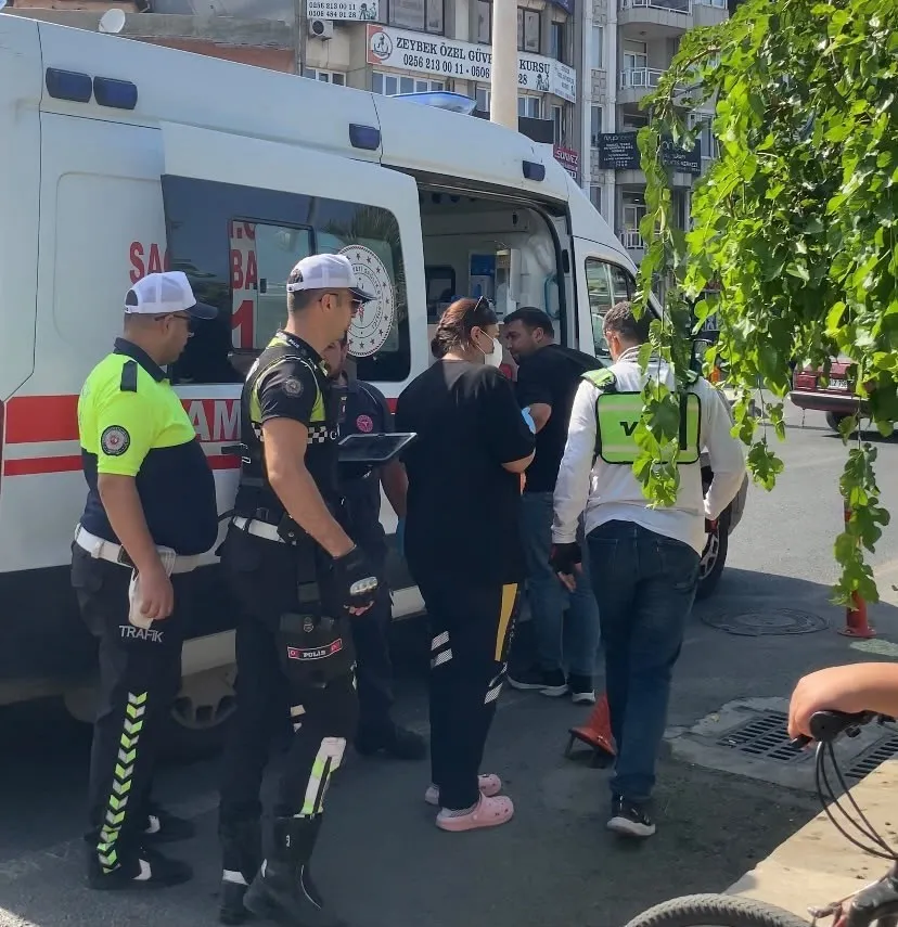 Efeler'de motosikletler çarpıştı: İki sürücü hastanelik oldu