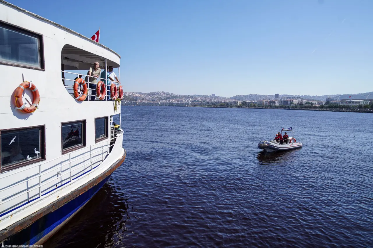 İzmir Büyükşehir Belediyesi tarafından 1 Ekim Dünya Yaşlılar Günü nedeniyle Bergama Vapuru ile Körfez turu düzenlendi. 60 yaş üstü bireylerin katılımıyla gerçekleşen organizasyonda renkli sahneler yaşandı. Sosyalleşen, bol bol fotoğraf çekilen, şarkılar söyleyen ve dans eden ileri yaşlı bireyler eğlenceye doydu.