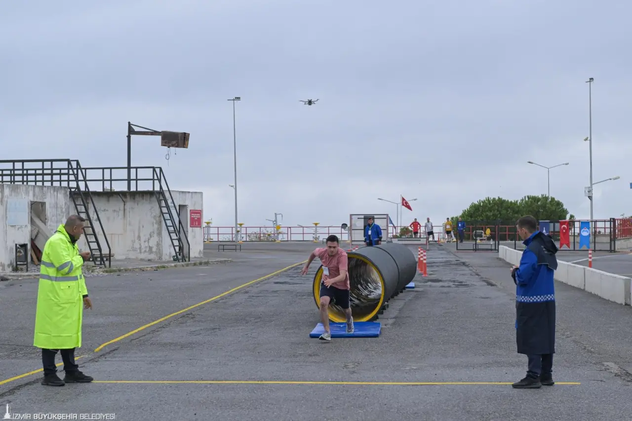İzmir Büyükşehir Belediyesi Zabıta Dairesi Başkanlığı bünyesine alınacak 50 yeni memur için uygulamalı ve sözlü sınav yaptı. 511 kişi içerisinden kriterlere uyan ve sınavlara girmeye hak kazanan 250 aday zabıta memuru olmak için yarıştı.  İzmir Büyükşehir Belediyesi Genel Sekreter Yardımcısı İsmail Mutaf, sınav sürecinin şeffaf bir şekilde yürütüldüğünü ve liyakata öncelik verilerek tamamlanacağını belirterek, “Hem ailelerimizin hem de adaylarımızın içi rahat olsun” dedi.