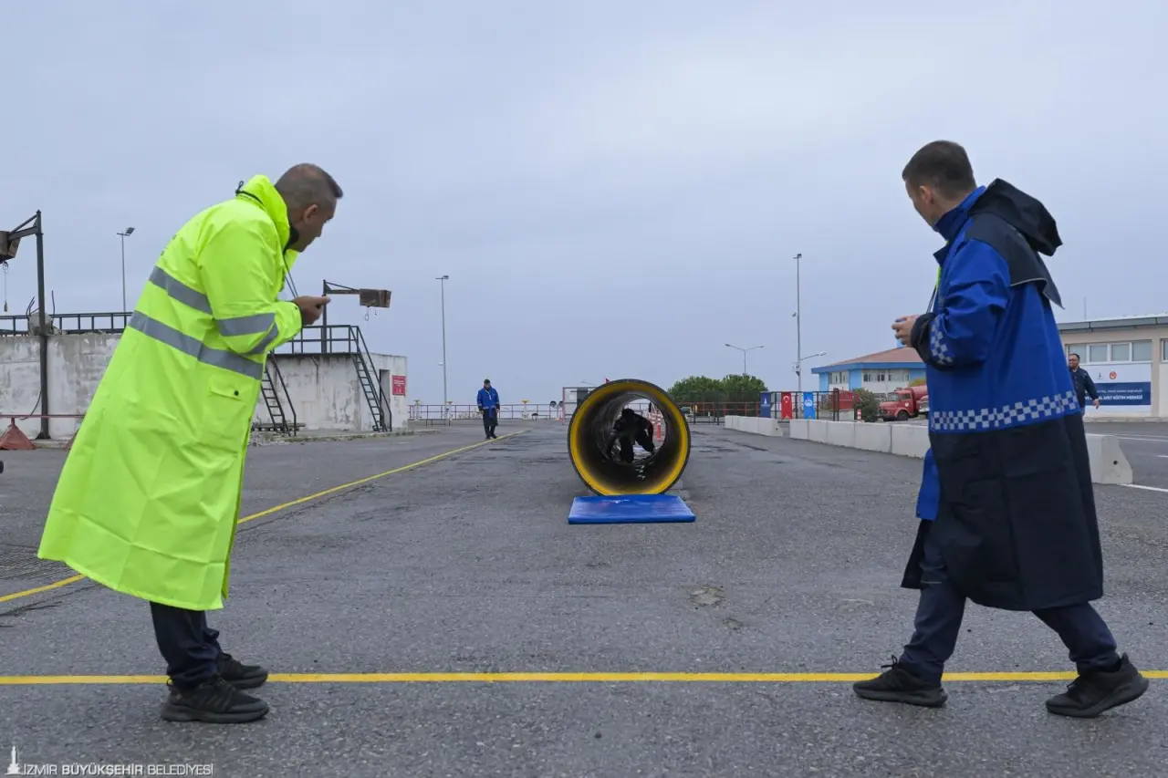 İzmir Büyükşehir Belediyesi Zabıta Dairesi Başkanlığı bünyesine alınacak 50 yeni memur için uygulamalı ve sözlü sınav yaptı. 511 kişi içerisinden kriterlere uyan ve sınavlara girmeye hak kazanan 250 aday zabıta memuru olmak için yarıştı.  İzmir Büyükşehir Belediyesi Genel Sekreter Yardımcısı İsmail Mutaf, sınav sürecinin şeffaf bir şekilde yürütüldüğünü ve liyakata öncelik verilerek tamamlanacağını belirterek, “Hem ailelerimizin hem de adaylarımızın içi rahat olsun” dedi.