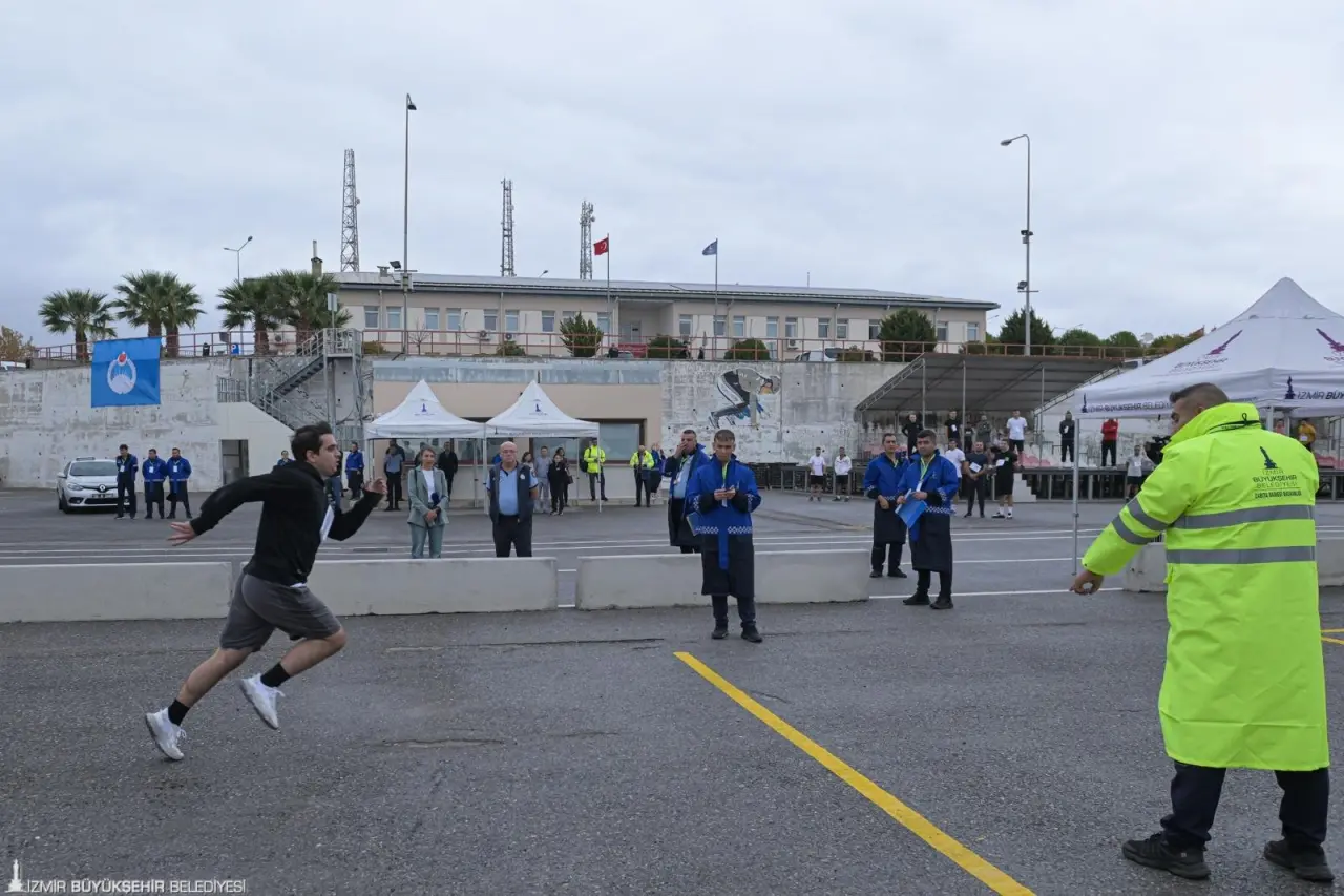 İzmir Büyükşehir Belediyesi Zabıta Dairesi Başkanlığı bünyesine alınacak 50 yeni memur için uygulamalı ve sözlü sınav yaptı. 511 kişi içerisinden kriterlere uyan ve sınavlara girmeye hak kazanan 250 aday zabıta memuru olmak için yarıştı.  İzmir Büyükşehir Belediyesi Genel Sekreter Yardımcısı İsmail Mutaf, sınav sürecinin şeffaf bir şekilde yürütüldüğünü ve liyakata öncelik verilerek tamamlanacağını belirterek, “Hem ailelerimizin hem de adaylarımızın içi rahat olsun” dedi.
