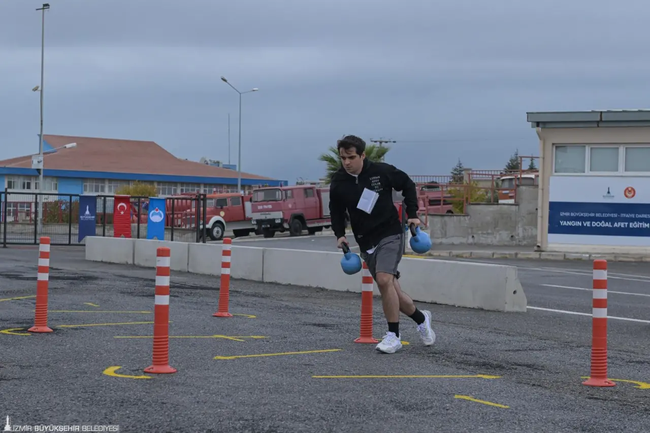 İzmir Büyükşehir Belediyesi Zabıta Dairesi Başkanlığı bünyesine alınacak 50 yeni memur için uygulamalı ve sözlü sınav yaptı. 511 kişi içerisinden kriterlere uyan ve sınavlara girmeye hak kazanan 250 aday zabıta memuru olmak için yarıştı.  İzmir Büyükşehir Belediyesi Genel Sekreter Yardımcısı İsmail Mutaf, sınav sürecinin şeffaf bir şekilde yürütüldüğünü ve liyakata öncelik verilerek tamamlanacağını belirterek, “Hem ailelerimizin hem de adaylarımızın içi rahat olsun” dedi.