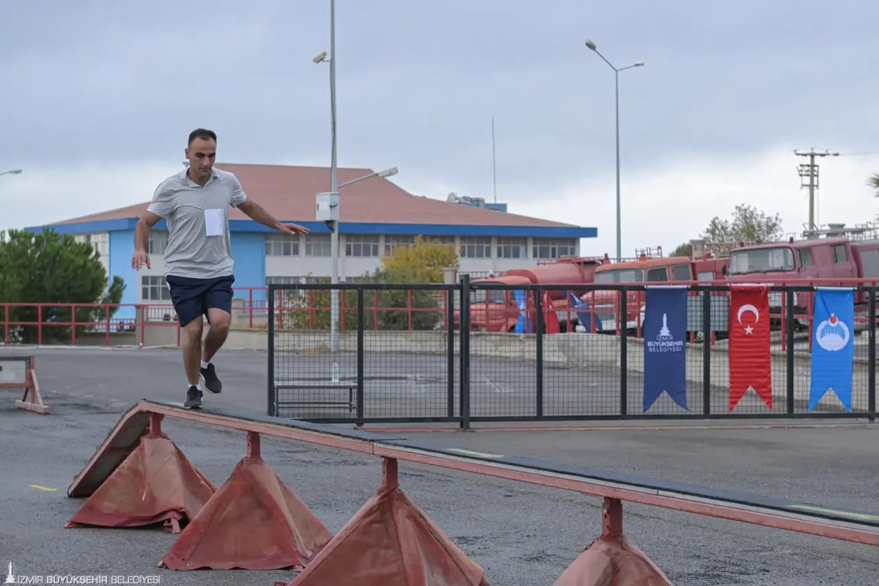 İzmir Büyükşehir Belediyesi Zabıta Dairesi Başkanlığı bünyesine alınacak 50 yeni memur için uygulamalı ve sözlü sınav yaptı. 511 kişi içerisinden kriterlere uyan ve sınavlara girmeye hak kazanan 250 aday zabıta memuru olmak için yarıştı.  İzmir Büyükşehir Belediyesi Genel Sekreter Yardımcısı İsmail Mutaf, sınav sürecinin şeffaf bir şekilde yürütüldüğünü ve liyakata öncelik verilerek tamamlanacağını belirterek, “Hem ailelerimizin hem de adaylarımızın içi rahat olsun” dedi.