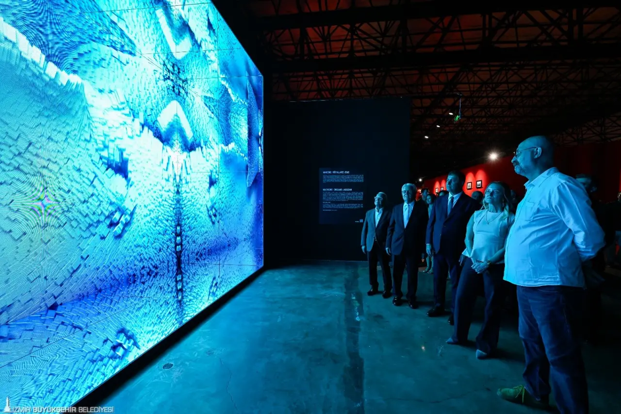 94. İzmir Enternasyonal Fuarı (İEF) kapsamında, İzmir Büyükşehir Belediyesi ev sahipliğinde, Folkart iş birliğinde Kültürpark Atlas Pavyonu’nda kapılarını açan dünyaca ünlü medya sanatçısı Refik Anadol’un “Şifanın Algısı” ve “Makine Rüyaları: Ege” sergileri, İzmirlilerden gördüğü yoğun ilgi nedeniyle 21 Aralık 2025’e kadar uzatıldı. 30 Eylül’de sona ermesi planlanan sergiler, Atatürk’ün yaşamına ışık tutan “Ve Mavi Gözleri Çakmak Çakmaktı” sergisiyle birlikte 21 Aralık’a kadar ziyaretçilerini ağırlamayı sürdürecek.