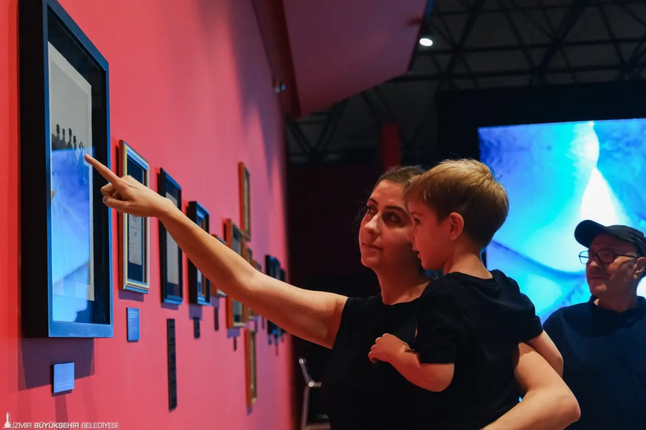 94. İzmir Enternasyonal Fuarı (İEF) kapsamında, İzmir Büyükşehir Belediyesi ev sahipliğinde, Folkart iş birliğinde Kültürpark Atlas Pavyonu’nda kapılarını açan dünyaca ünlü medya sanatçısı Refik Anadol’un “Şifanın Algısı” ve “Makine Rüyaları: Ege” sergileri, İzmirlilerden gördüğü yoğun ilgi nedeniyle 21 Aralık 2025’e kadar uzatıldı. 30 Eylül’de sona ermesi planlanan sergiler, Atatürk’ün yaşamına ışık tutan “Ve Mavi Gözleri Çakmak Çakmaktı” sergisiyle birlikte 21 Aralık’a kadar ziyaretçilerini ağırlamayı sürdürecek.