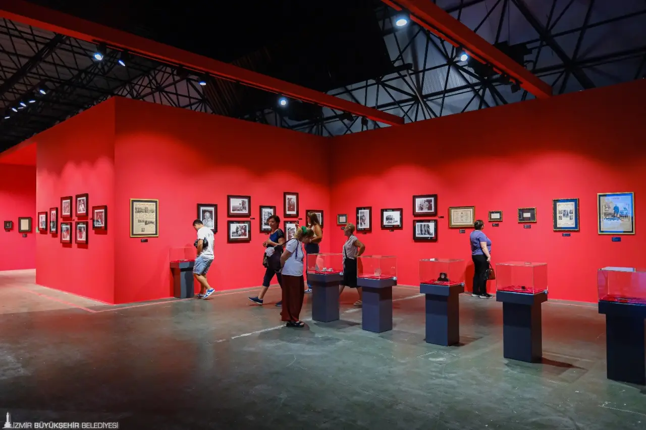 94. İzmir Enternasyonal Fuarı (İEF) kapsamında, İzmir Büyükşehir Belediyesi ev sahipliğinde, Folkart iş birliğinde Kültürpark Atlas Pavyonu’nda kapılarını açan dünyaca ünlü medya sanatçısı Refik Anadol’un “Şifanın Algısı” ve “Makine Rüyaları: Ege” sergileri, İzmirlilerden gördüğü yoğun ilgi nedeniyle 21 Aralık 2025’e kadar uzatıldı. 30 Eylül’de sona ermesi planlanan sergiler, Atatürk’ün yaşamına ışık tutan “Ve Mavi Gözleri Çakmak Çakmaktı” sergisiyle birlikte 21 Aralık’a kadar ziyaretçilerini ağırlamayı sürdürecek.