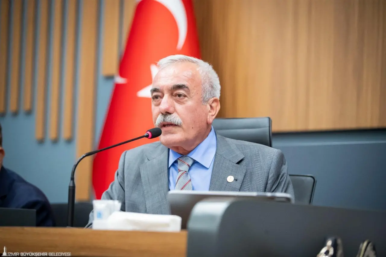 İzmir Büyükşehir Belediyesi, AKP'nin iddialarına yanıt vererek, bu iddiaların gerçek dışı olduğunu vurguladı. Belediye yetkilileri, yanlış bilgilendirmelere karşı durduklarını ifade etti.