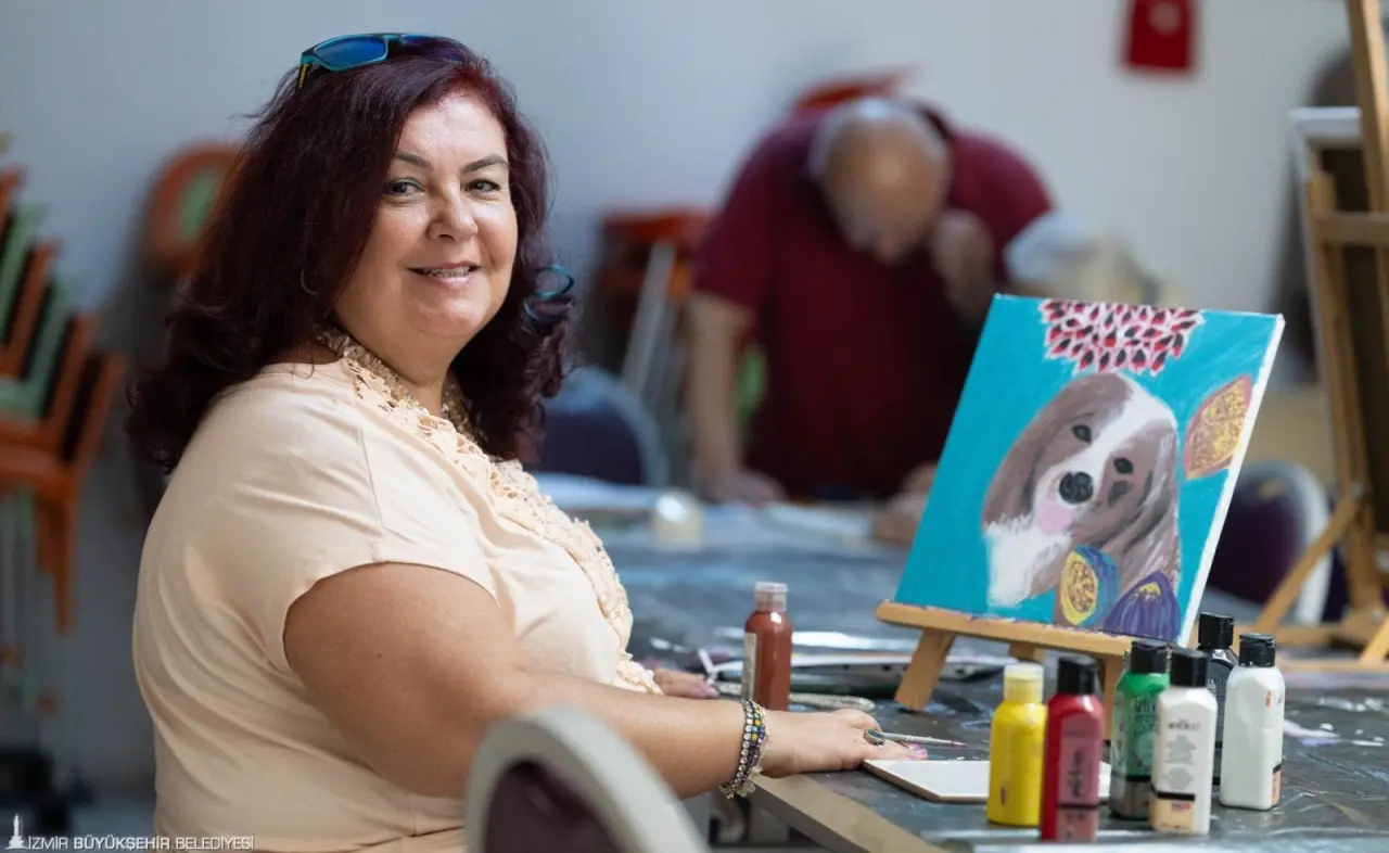 1 Ekim Dünya Yaşlılar Günü, ileri yaşlı bireylerin toplumdaki yerini hatırlatırken, İzmir Büyükşehir Belediyesi de yürüttüğü çalışmalarla onların yaşam kalitesini yükseltmeye devam ediyor. İzmir nüfusunun yüzde 13,3’ünü oluşturan grubun sağlık, eğitim ve bakım ihtiyaçlarını karşılamak için pek çok çalışma yapan Büyükşehir, Sağlıklı Yaş Alma ve Alzheimer-Demans Hastaları Buluşma ve Dayanışma Merkezi ile de onların sosyal yaşamlarını canlandırıyor.