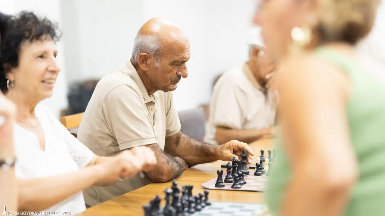1 Ekim Dünya Yaşlılar Günü, ileri yaşlı bireylerin toplumdaki yerini hatırlatırken, İzmir Büyükşehir Belediyesi de yürüttüğü çalışmalarla onların yaşam kalitesini yükseltmeye devam ediyor. İzmir nüfusunun yüzde 13,3’ünü oluşturan grubun sağlık, eğitim ve bakım ihtiyaçlarını karşılamak için pek çok çalışma yapan Büyükşehir, Sağlıklı Yaş Alma ve Alzheimer-Demans Hastaları Buluşma ve Dayanışma Merkezi ile de onların sosyal yaşamlarını canlandırıyor.