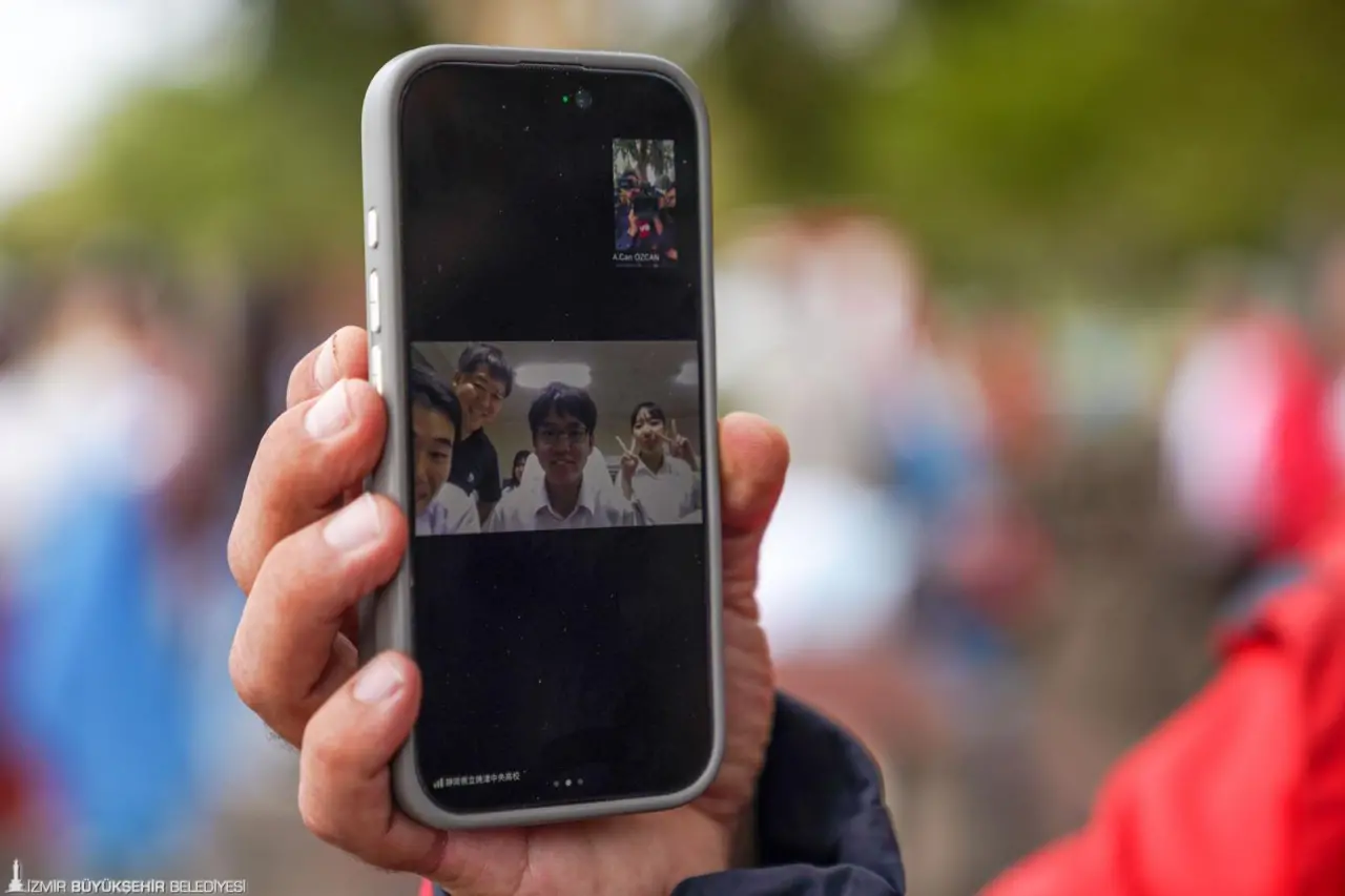 Yaizu Chuo Lisesi’nin Japonya ve dünya genelinde yürüttüğü plaj temizliği hareketini genişletmek amacıyla başlattığı Guinness Dünya Rekoru hedefine İzmir Büyükşehir Belediyesi ve İzmir Ekonomi Üniversitesi’nden destek geldi. Doğaseverler “Bir saat içinde plaj temizliği için çevrimiçi olarak kayıt yaptıran en çok kişi” kategorisinde Guinness Dünya Rekorları listesine dahil olmaya çağrıldı. Plaj temizliği yoğun katılımla İnciraltı Kent Ormanı’nda gerçekleşti.