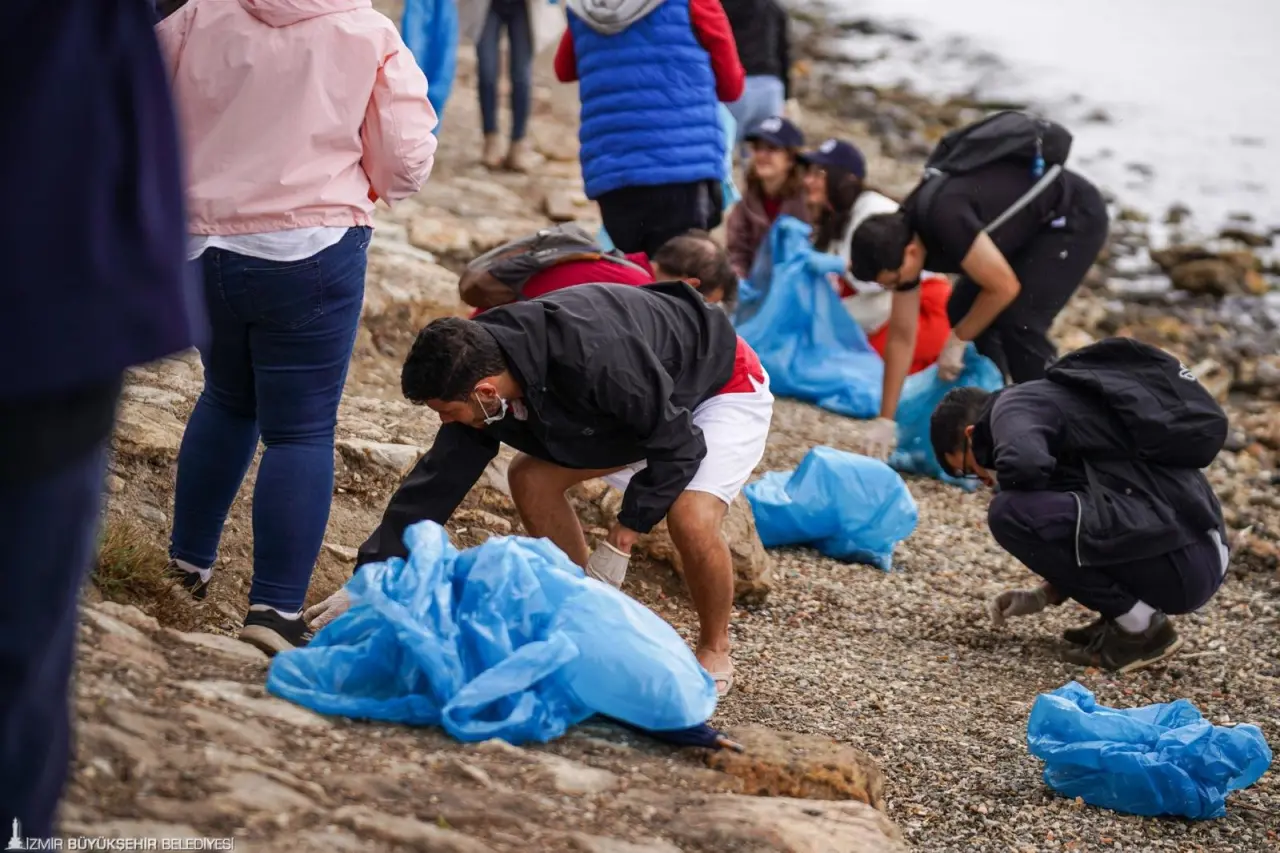 Yaizu Chuo Lisesi’nin Japonya ve dünya genelinde yürüttüğü plaj temizliği hareketini genişletmek amacıyla başlattığı Guinness Dünya Rekoru hedefine İzmir Büyükşehir Belediyesi ve İzmir Ekonomi Üniversitesi’nden destek geldi. Doğaseverler “Bir saat içinde plaj temizliği için çevrimiçi olarak kayıt yaptıran en çok kişi” kategorisinde Guinness Dünya Rekorları listesine dahil olmaya çağrıldı. Plaj temizliği yoğun katılımla İnciraltı Kent Ormanı’nda gerçekleşti.