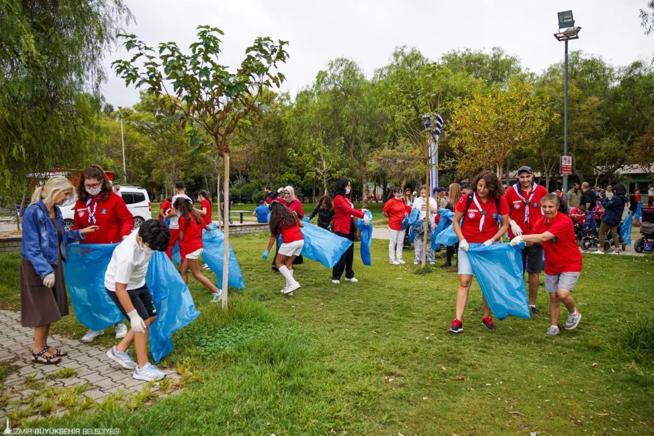 Yaizu Chuo Lisesi’nin Japonya ve dünya genelinde yürüttüğü plaj temizliği hareketini genişletmek amacıyla başlattığı Guinness Dünya Rekoru hedefine İzmir Büyükşehir Belediyesi ve İzmir Ekonomi Üniversitesi’nden destek geldi. Doğaseverler “Bir saat içinde plaj temizliği için çevrimiçi olarak kayıt yaptıran en çok kişi” kategorisinde Guinness Dünya Rekorları listesine dahil olmaya çağrıldı. Plaj temizliği yoğun katılımla İnciraltı Kent Ormanı’nda gerçekleşti.