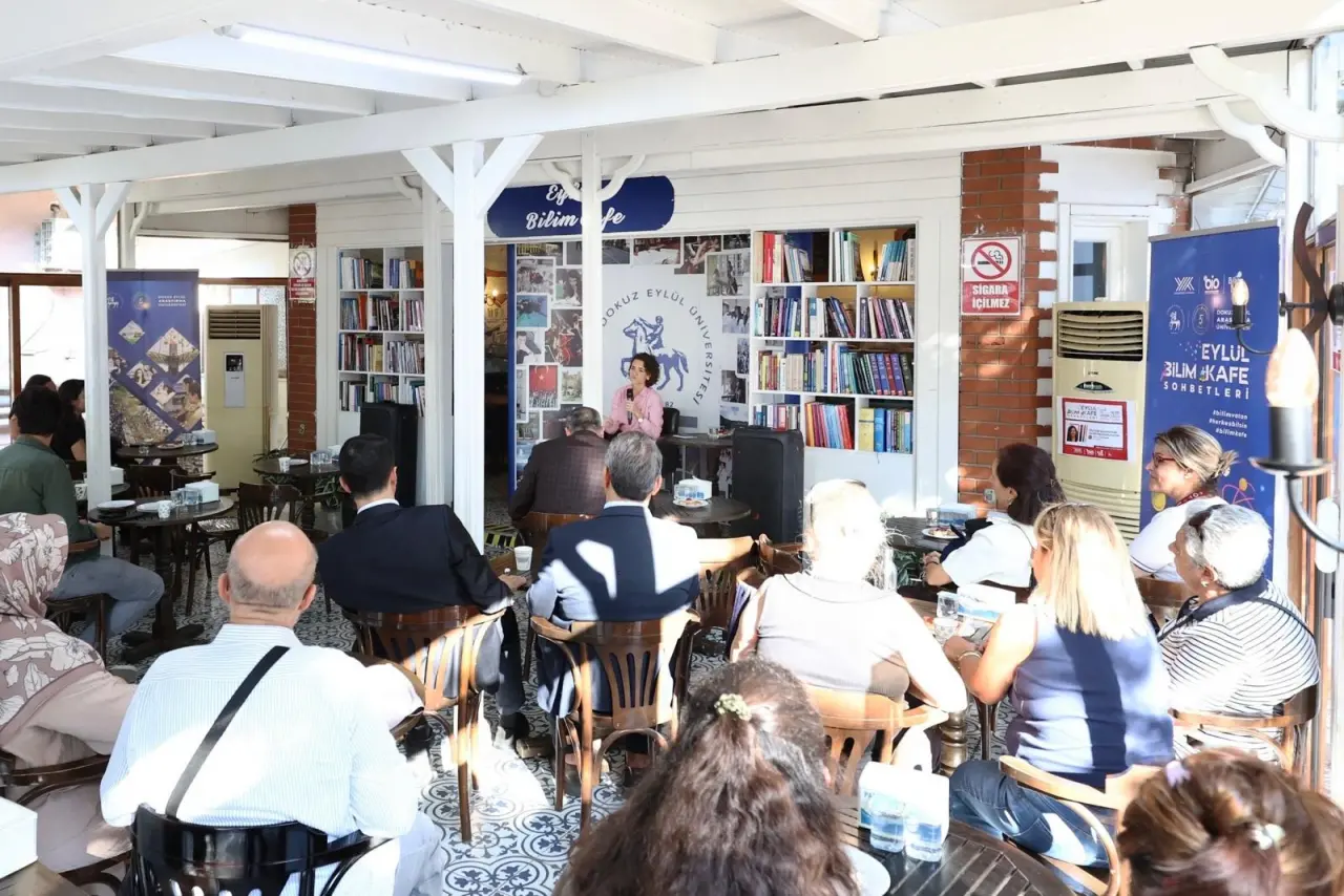 Dokuz Eylül Üniversitesi (DEÜ), toplumla bilimi buluşturan “Bilim Kafe Sohbetleri”nin ikinci buluşmasında çocuk sağlığına odaklanarak önemli bir farkındalık alanı açtı. DEÜ Tıp Fakültesi öğretim üyesi Doç. Dr. Emel Ulusoy’un “Okul Çağı Çocuklarında Sık Görülen Enfeksiyonlar” başlıklı sunumu yoğun ilgi gördü ve etkinlik verimli tartışmalarla tamamlandı.