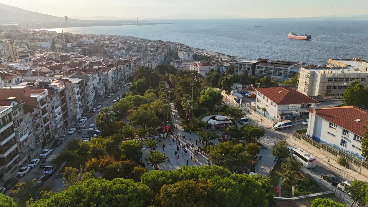 Mutlu Çocuklar Sokağı’nın son durağı Konak Belediyesi’nin yenilediği M. Yüce Sonkurt Parkı oldu. Çocuklar, kendileri için düzenlenen spor etkinliklerinin yanı sıra parka yerleştirilen yepyeni oyuncaklarda neşeyle oynadı. Mutluluk Kahvesi’nde dinlenen bölge sakinleri ise parkın yenilenmiş halinin tadını çıkardı.
