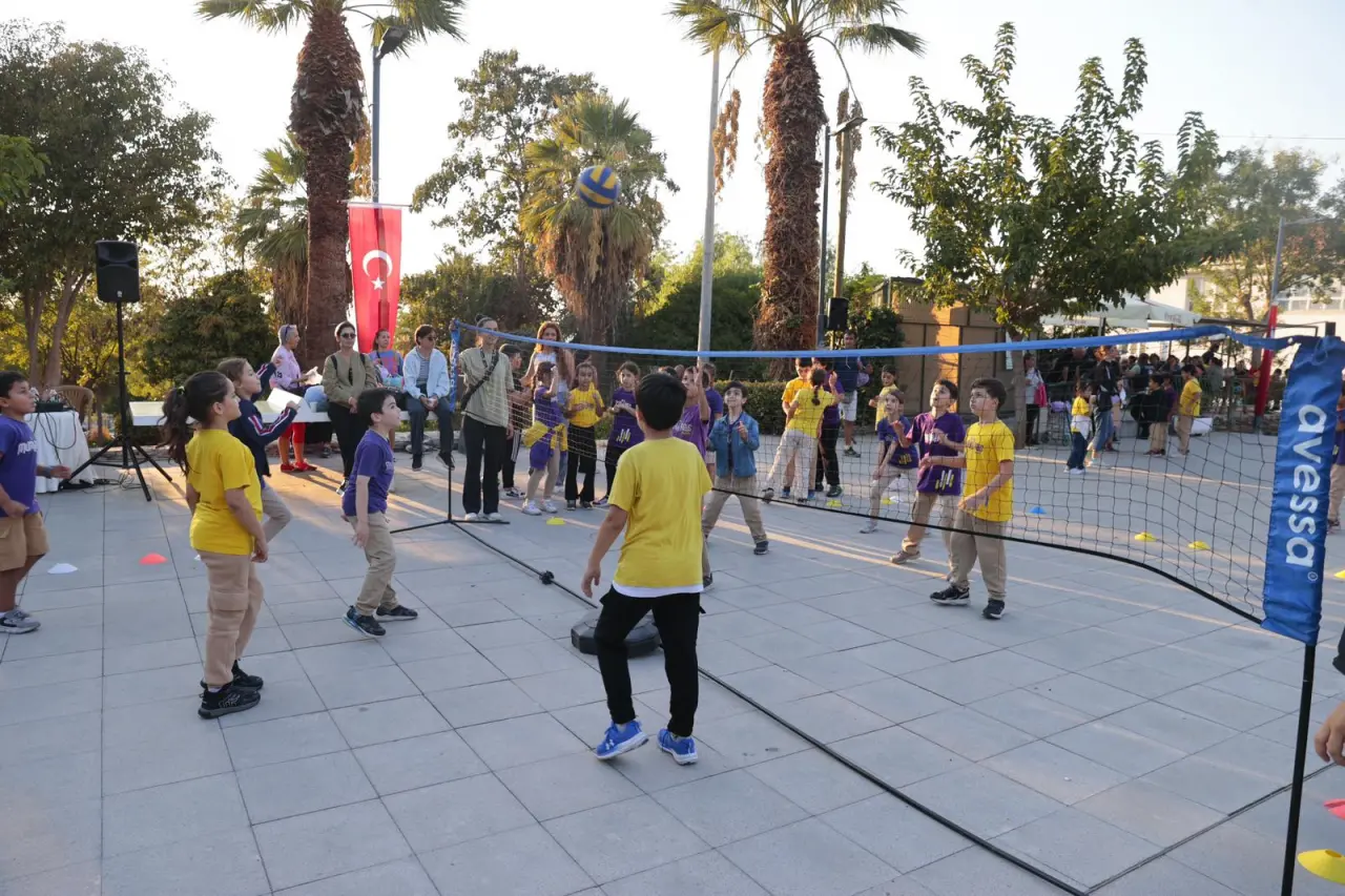 Mutlu Çocuklar Sokağı’nın son durağı Konak Belediyesi’nin yenilediği M. Yüce Sonkurt Parkı oldu. Çocuklar, kendileri için düzenlenen spor etkinliklerinin yanı sıra parka yerleştirilen yepyeni oyuncaklarda neşeyle oynadı. Mutluluk Kahvesi’nde dinlenen bölge sakinleri ise parkın yenilenmiş halinin tadını çıkardı.