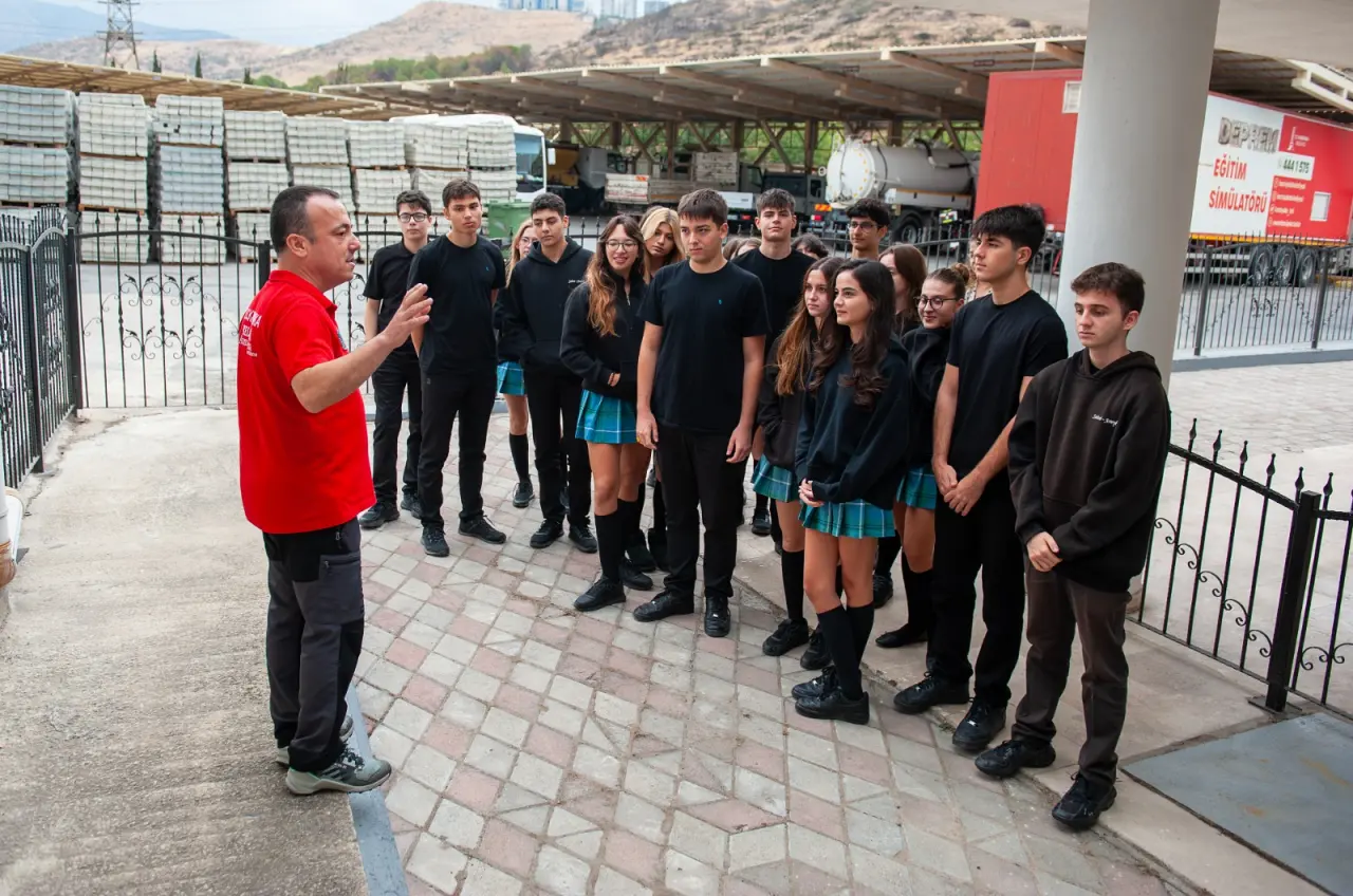 Karşıyaka Belediyesi Afet Eğitim Merkezi’nde yeni eğitim dönemi başladı. Merkeze konuk olan Özel Saint Joseph Fransız Lisesi öğrencileri, afetlere karşı bilinç kazandırmayı amaçlayan eğitimlere katıldı. Belediye Başkanı Yıldız Ünsal, “Gençlerimizi afetler konusunda bilinçlendiriyor, daha güvenli bir geleceğe hep birlikte hazırlanıyoruz” dedi.
