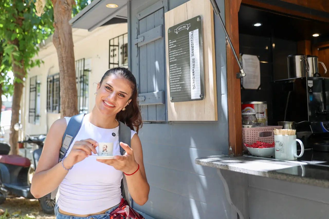 Öğrenci dostu projelerine devam eden Buca Belediyesi, kendi işletmelerinde sunduğu uygun fiyatlarla gençlerin bütçesine destek oluyor.