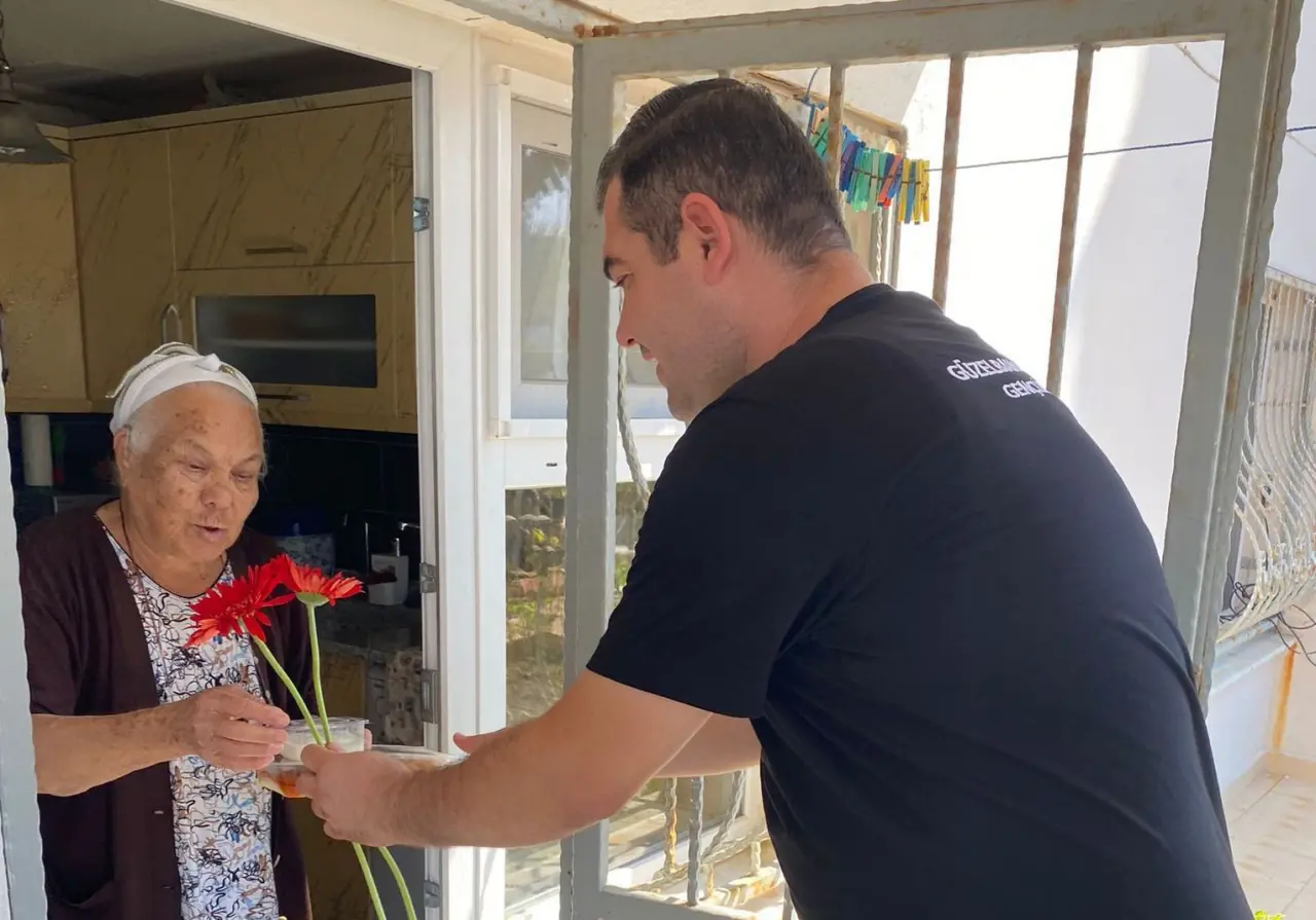 Güzelbahçe Belediyesi Gençlik Kulübü, 1 Ekim Dünya Yaşlılar Günü kapsamında ilçede yaşayan yaşlı vatandaşları ziyaret ederek onlara karanfil takdim etti.