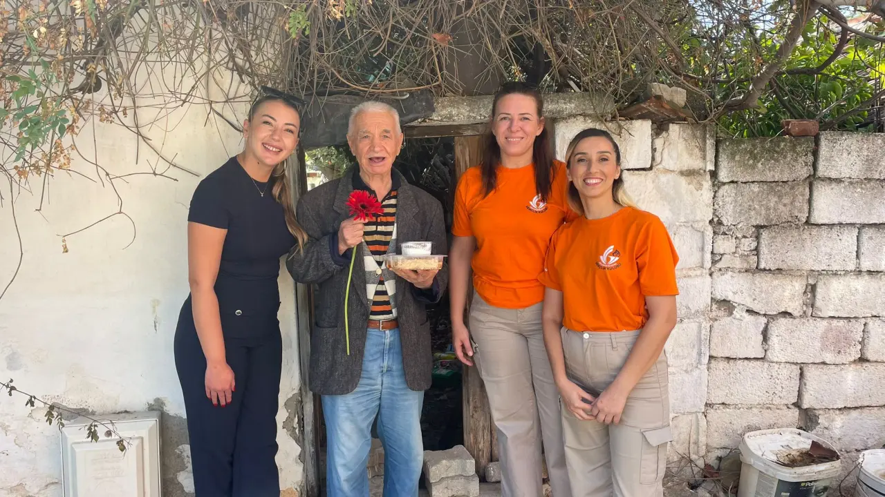 Güzelbahçe Belediyesi Gençlik Kulübü, 1 Ekim Dünya Yaşlılar Günü kapsamında ilçede yaşayan yaşlı vatandaşları ziyaret ederek onlara karanfil takdim etti.