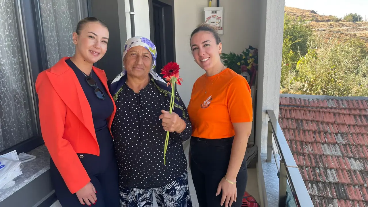 Güzelbahçe Belediyesi Gençlik Kulübü, 1 Ekim Dünya Yaşlılar Günü kapsamında ilçede yaşayan yaşlı vatandaşları ziyaret ederek onlara karanfil takdim etti.