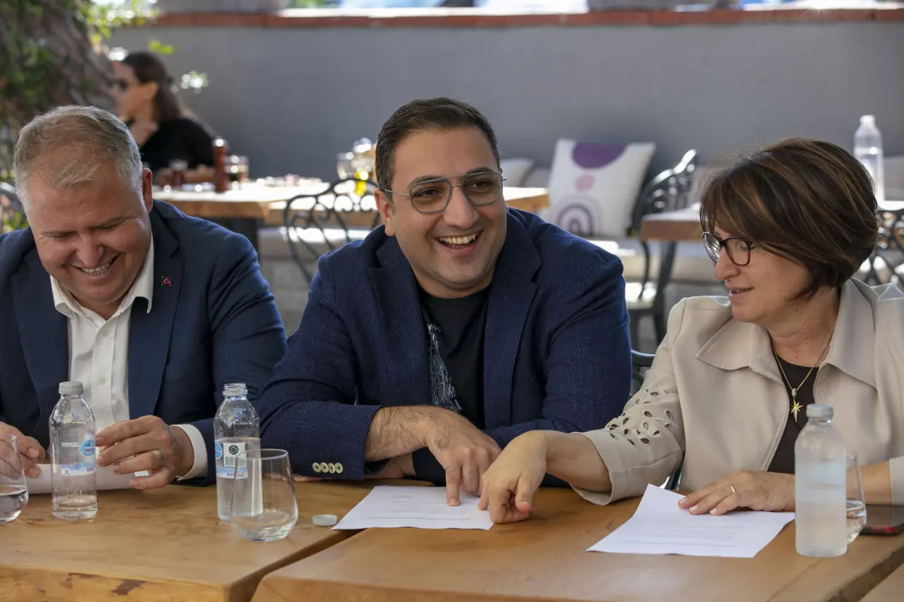 Yarımada Belediyeler Birliği’nin 2025 yılı Eylül ayı Meclis Toplantısı, Yarımada Belediyeler Birliği Başkanı ve Güzelbahçe Belediye Başkanı Mustafa Günay başkanlığında, Güzelbahçe Belediyesi ev sahipliğinde Güzbel Avlu Cafe’de gerçekleşen toplantıda öğrencilere verilen 1.500 TL’lik burs 2.000 TL çıkartıldı.