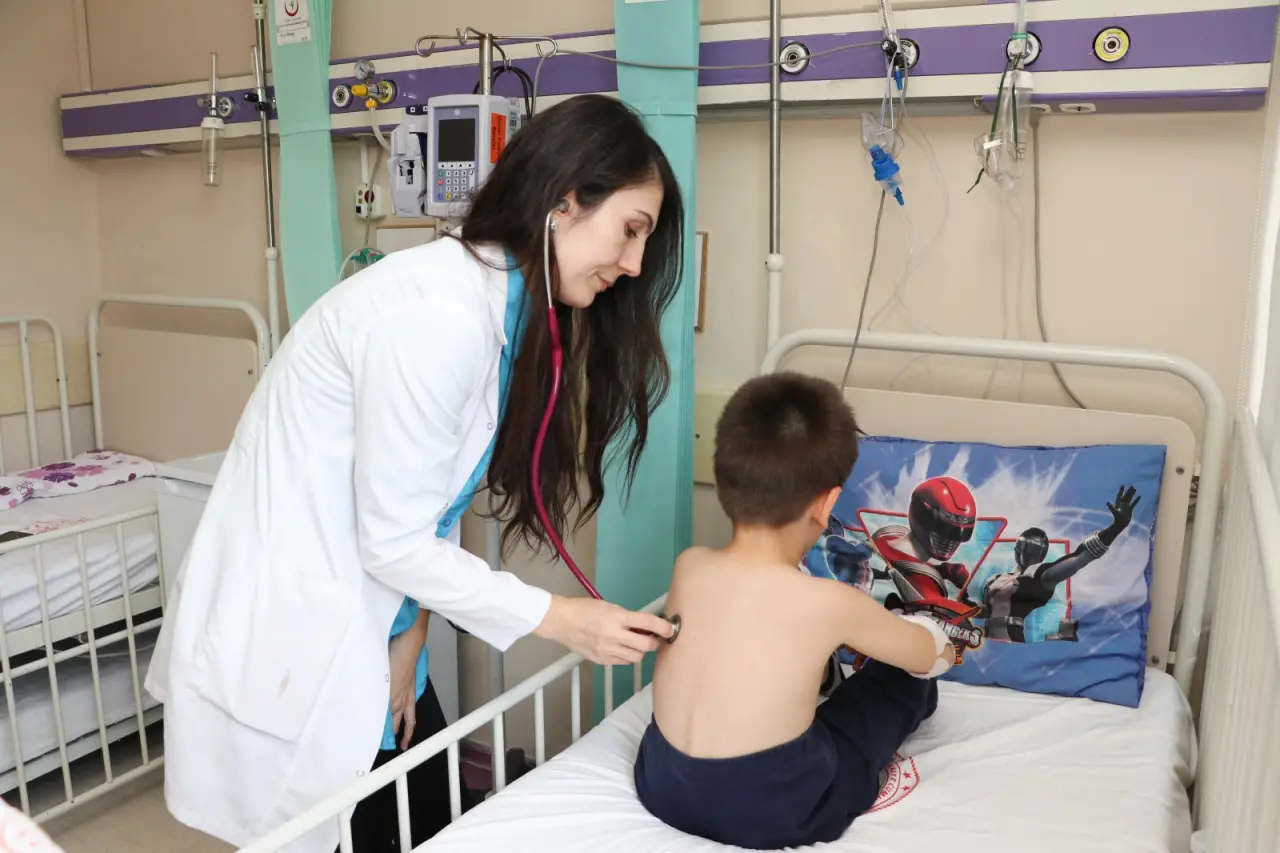 İzmir’de 1947 yılında hizmete açılan ve 77 yıldan beri başta İzmir ve Ege Bölgesi olmak üzere Türkiye’de milyonlarca çocuğa şifa dağıtan İzmir Dr. Behçet Uz Çocuk Hastalıkları ve Cerrahisi Eğitim ve Araştırma Hastanesi, bugün de Türkiye’nin en köklü ve en donanımlı çocuk sağlığı merkezlerinden biri olarak hizmet vermeye devam ediyor.