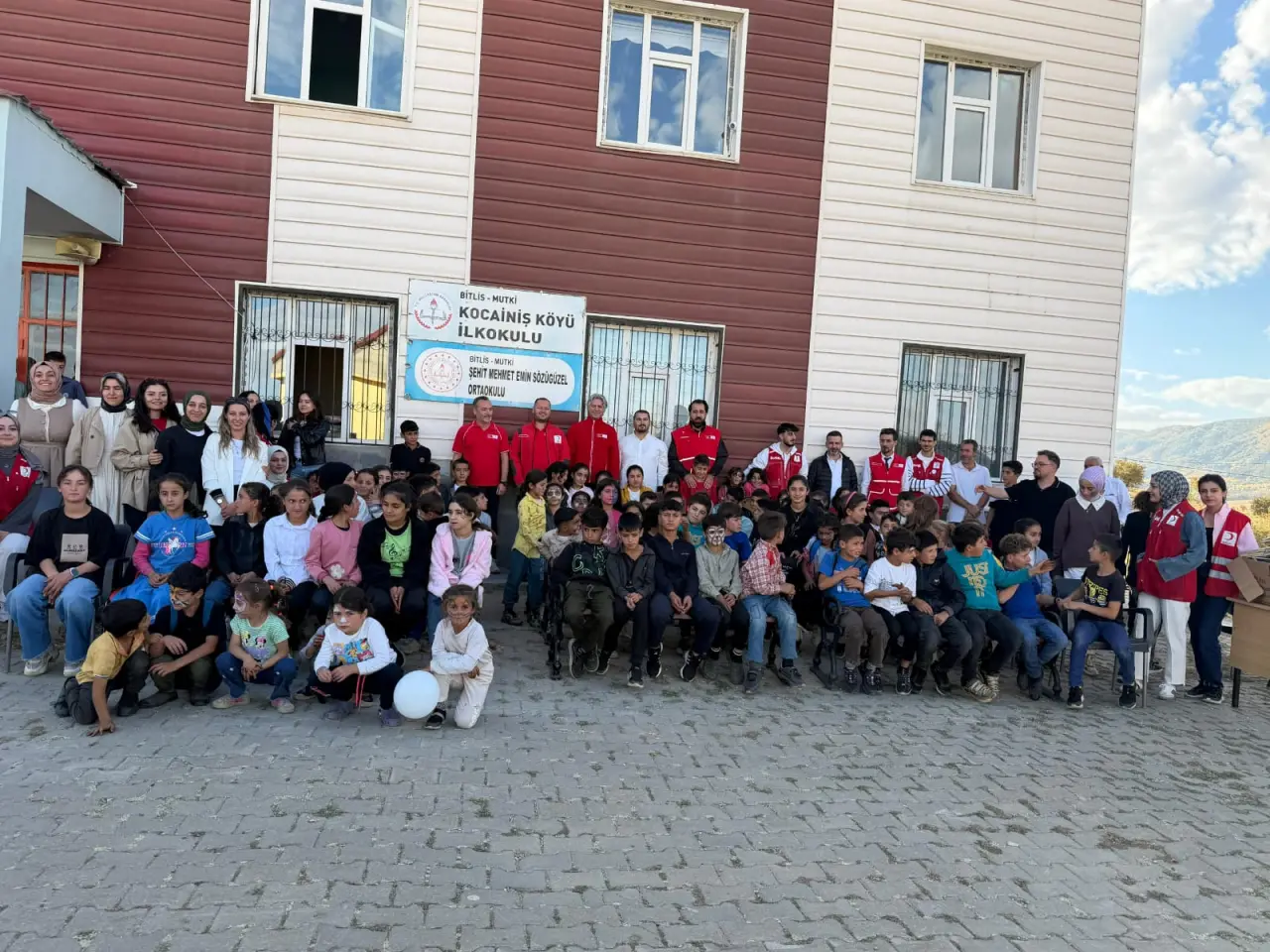 Türk Kızılay, Bitlis'in Mutki ilçesindeki çocuklara kıyafet ve kırtasiye malzemesi ulaştırdı; dayanışma ve umut dolu bir ziyarete imza attı.