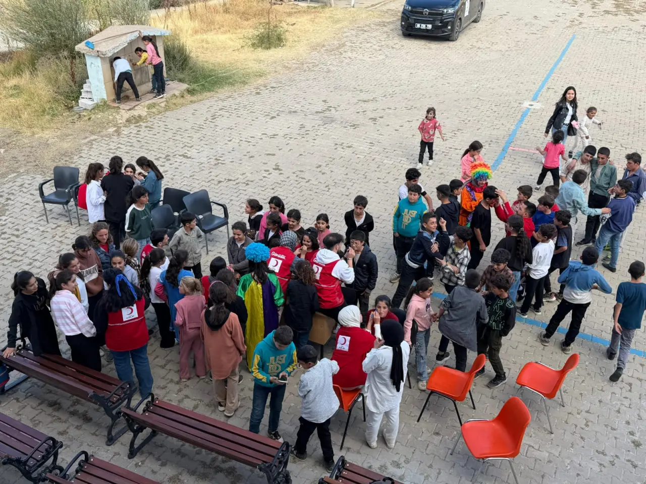 Türk Kızılay, Bitlis'in Mutki ilçesindeki çocuklara kıyafet ve kırtasiye malzemesi ulaştırdı; dayanışma ve umut dolu bir ziyarete imza attı.