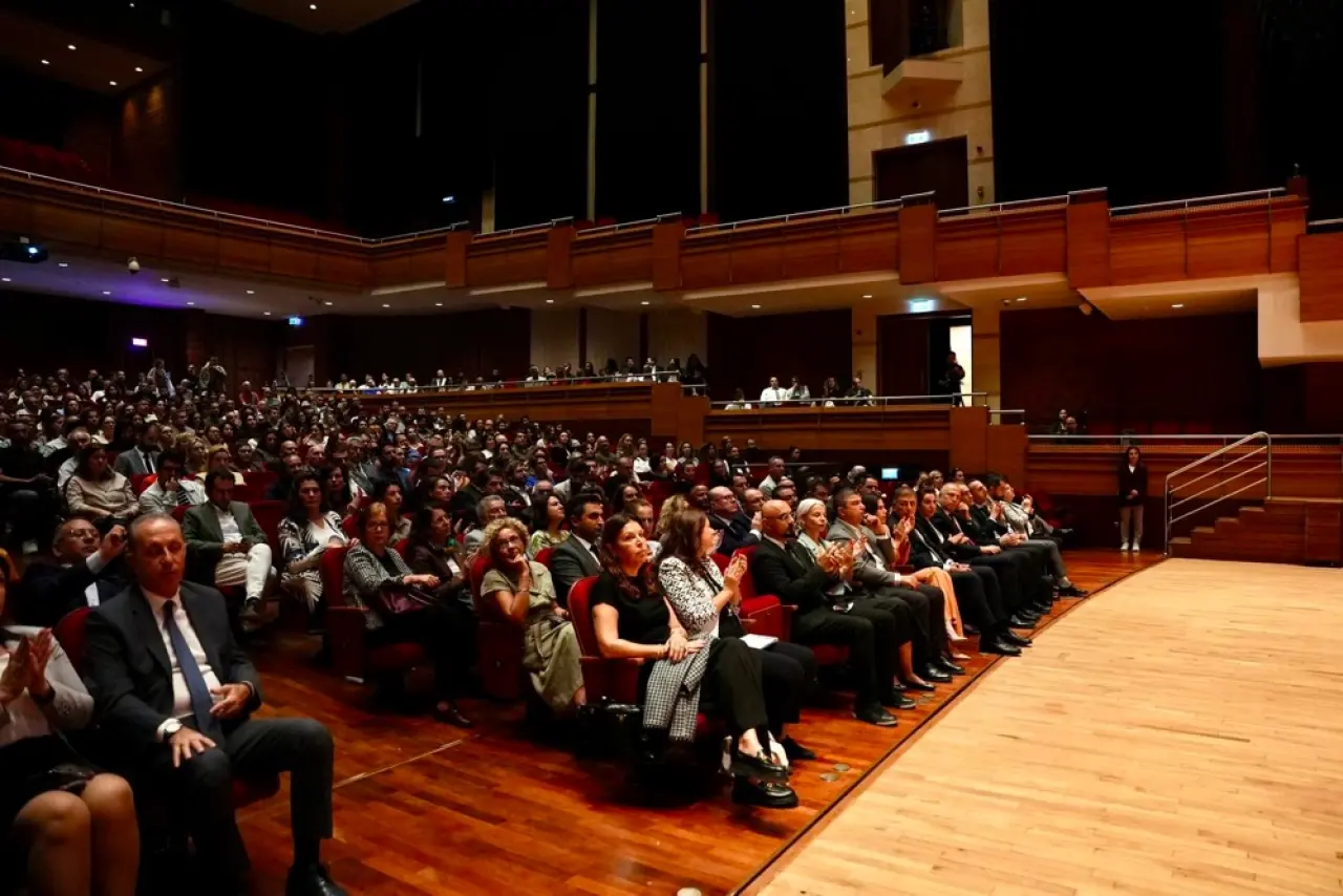 Çeşme Belediye Başkanı Lâl Denizli, İzmir Büyükşehir Belediyesi’nin Ahmed Adnan Saygun Sanat Merkezi’nde düzenlediği Kurumsal Sürdürülebilirlik Raporu Lansmanı’na katıldı. “Yerel Yönetimlerde Sürdürülebilirlik Politikaları ve Davranış Değişikliği” panelinde İzmir Büyükşehir Belediye Başkanı Dr. Cemil Tugay ve ESİAD Yönetim Kurulu Üyesi Neşe Gök ile birlikte konuşan Başkan Denizli, sürdürülebilirliğin yalnızca teknik projelere indirgenemeyeceğini, kentlinin gündelik yaşamına temas ettiğinde kalıcı hâle gelebileceğini vurguladı.