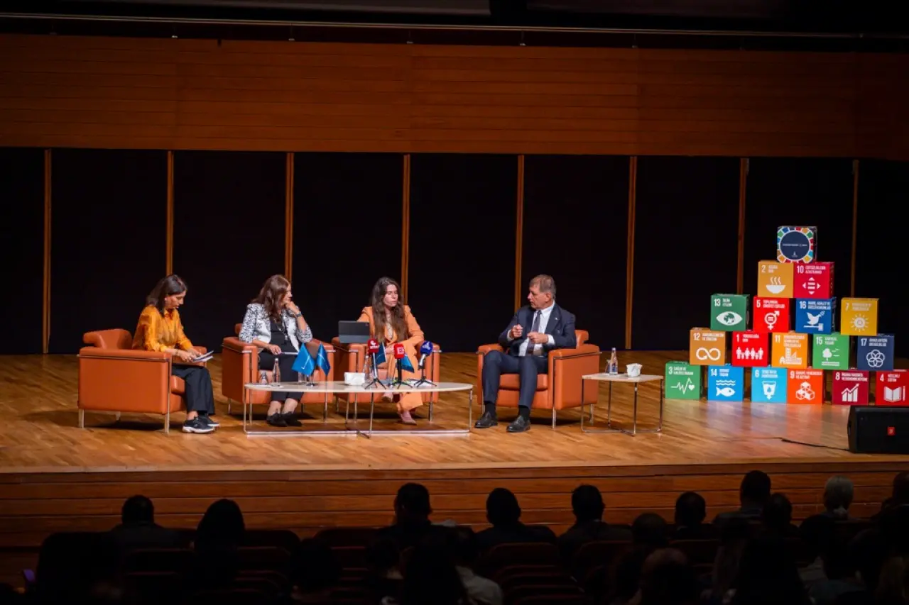 Çeşme Belediye Başkanı Lâl Denizli, İzmir Büyükşehir Belediyesi’nin Ahmed Adnan Saygun Sanat Merkezi’nde düzenlediği Kurumsal Sürdürülebilirlik Raporu Lansmanı’na katıldı. “Yerel Yönetimlerde Sürdürülebilirlik Politikaları ve Davranış Değişikliği” panelinde İzmir Büyükşehir Belediye Başkanı Dr. Cemil Tugay ve ESİAD Yönetim Kurulu Üyesi Neşe Gök ile birlikte konuşan Başkan Denizli, sürdürülebilirliğin yalnızca teknik projelere indirgenemeyeceğini, kentlinin gündelik yaşamına temas ettiğinde kalıcı hâle gelebileceğini vurguladı.