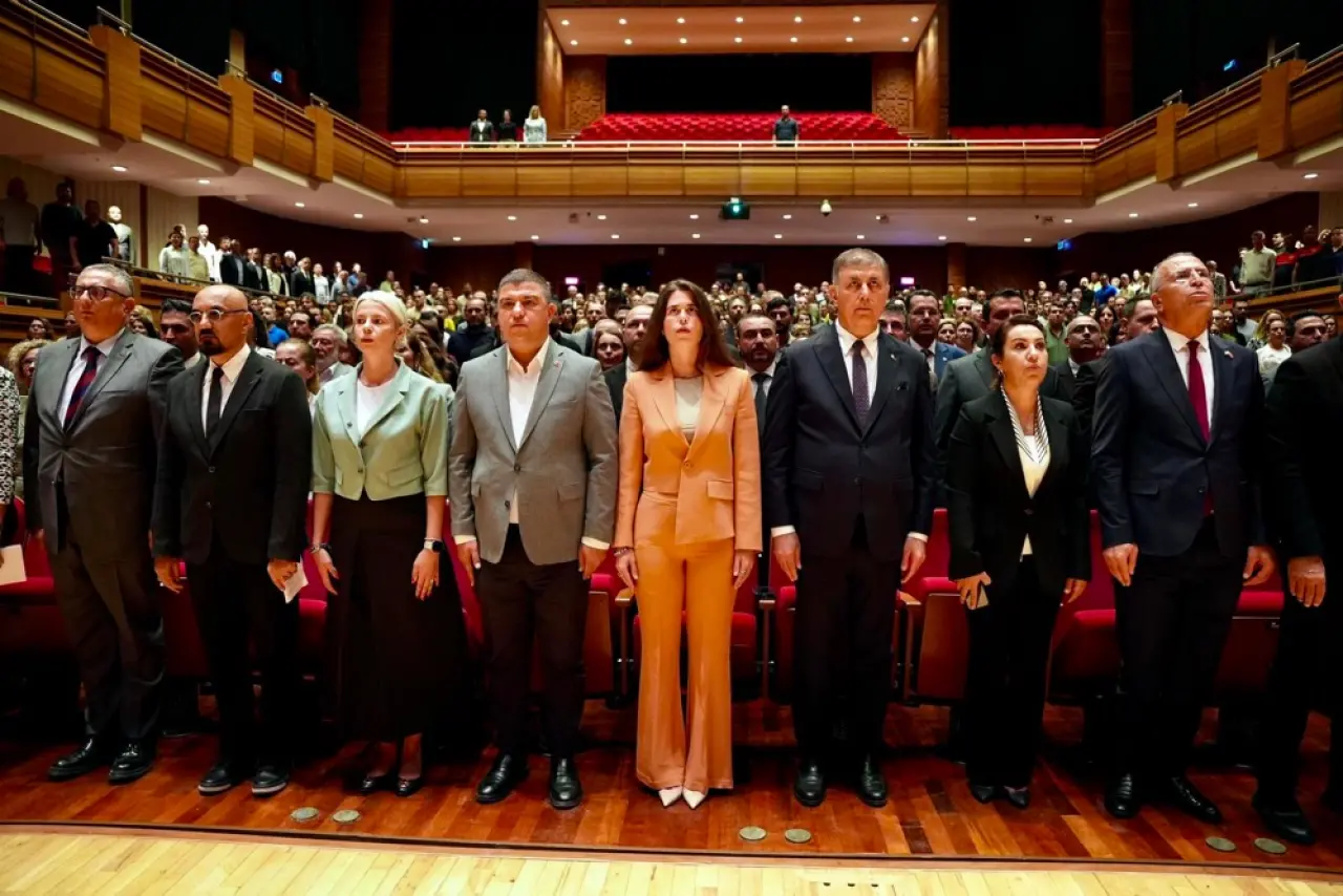 Çeşme Belediye Başkanı Lâl Denizli, İzmir Büyükşehir Belediyesi’nin Ahmed Adnan Saygun Sanat Merkezi’nde düzenlediği Kurumsal Sürdürülebilirlik Raporu Lansmanı’na katıldı. “Yerel Yönetimlerde Sürdürülebilirlik Politikaları ve Davranış Değişikliği” panelinde İzmir Büyükşehir Belediye Başkanı Dr. Cemil Tugay ve ESİAD Yönetim Kurulu Üyesi Neşe Gök ile birlikte konuşan Başkan Denizli, sürdürülebilirliğin yalnızca teknik projelere indirgenemeyeceğini, kentlinin gündelik yaşamına temas ettiğinde kalıcı hâle gelebileceğini vurguladı.