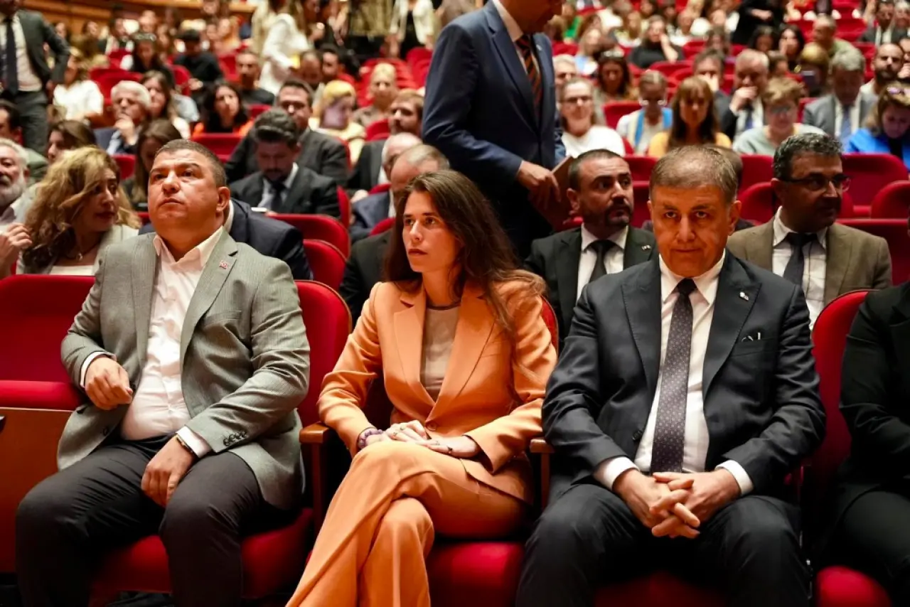 Çeşme Belediye Başkanı Lâl Denizli, İzmir Büyükşehir Belediyesi’nin Ahmed Adnan Saygun Sanat Merkezi’nde düzenlediği Kurumsal Sürdürülebilirlik Raporu Lansmanı’na katıldı. “Yerel Yönetimlerde Sürdürülebilirlik Politikaları ve Davranış Değişikliği” panelinde İzmir Büyükşehir Belediye Başkanı Dr. Cemil Tugay ve ESİAD Yönetim Kurulu Üyesi Neşe Gök ile birlikte konuşan Başkan Denizli, sürdürülebilirliğin yalnızca teknik projelere indirgenemeyeceğini, kentlinin gündelik yaşamına temas ettiğinde kalıcı hâle gelebileceğini vurguladı.