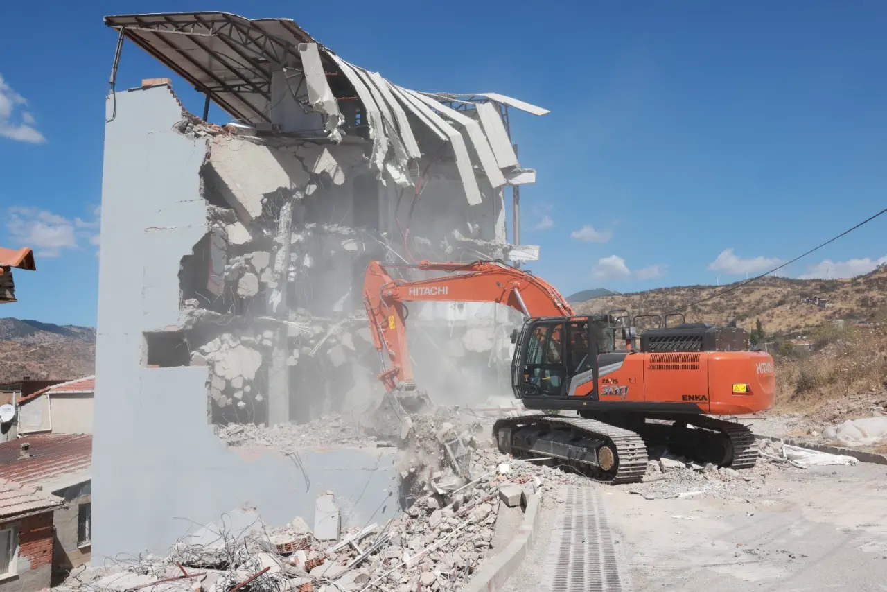 Bayraklı Doğançay Mahallesi'nde imar mevzuatına aykırı olarak inşa edilen 5 katlı kaçak bina, Bayraklı Belediyesi Yapı Kontrol Müdürlüğü ekipleri tarafından yıkıldı. Yıkım, yasal süreçlerin tamamlanmasının ve güvenlik önlemlerinin alınmasının ardından gerçekleştirildi. Bayraklı Belediye Başkanı İrfan Önal, “İlçemizde imar kanunlarına aykırılıkları tespit ettiğimiz kaçak yapıları belirliyor; önce uyarılarda bulunuyor, ardından ceza yazıyor ve daha sonra yıkımlarını gerçekleştiriyoruz” dedi.