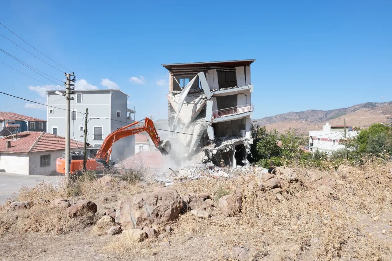 Bayraklı Doğançay Mahallesi'nde imar mevzuatına aykırı olarak inşa edilen 5 katlı kaçak bina, Bayraklı Belediyesi Yapı Kontrol Müdürlüğü ekipleri tarafından yıkıldı. Yıkım, yasal süreçlerin tamamlanmasının ve güvenlik önlemlerinin alınmasının ardından gerçekleştirildi. Bayraklı Belediye Başkanı İrfan Önal, “İlçemizde imar kanunlarına aykırılıkları tespit ettiğimiz kaçak yapıları belirliyor; önce uyarılarda bulunuyor, ardından ceza yazıyor ve daha sonra yıkımlarını gerçekleştiriyoruz” dedi.