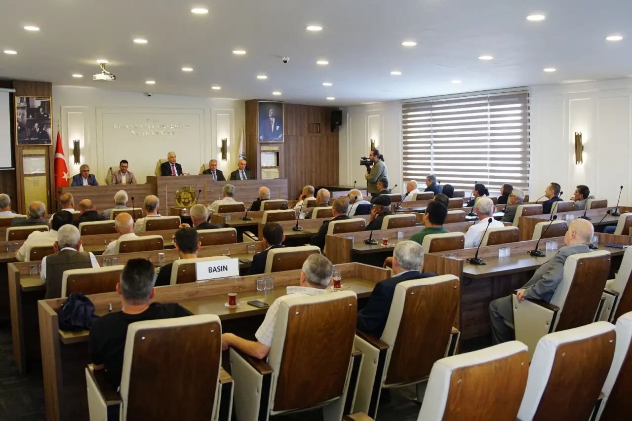 Başkan Türkmen, mahalle muhtarlarıyla bir araya gelerek yerel sorunları ve çözüm önerilerini değerlendirdi. Toplantıda, muhtarların katılımı ve görüşleriyle, mahallelerin ihtiyaçlarına yönelik yeni projelerin geliştirilmesi hedefleniyor.