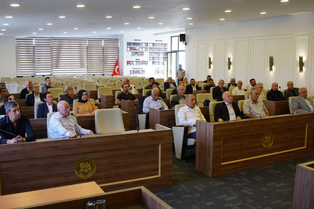 Başkan Türkmen, mahalle muhtarlarıyla bir araya gelerek yerel sorunları ve çözüm önerilerini değerlendirdi. Toplantıda, muhtarların katılımı ve görüşleriyle, mahallelerin ihtiyaçlarına yönelik yeni projelerin geliştirilmesi hedefleniyor.