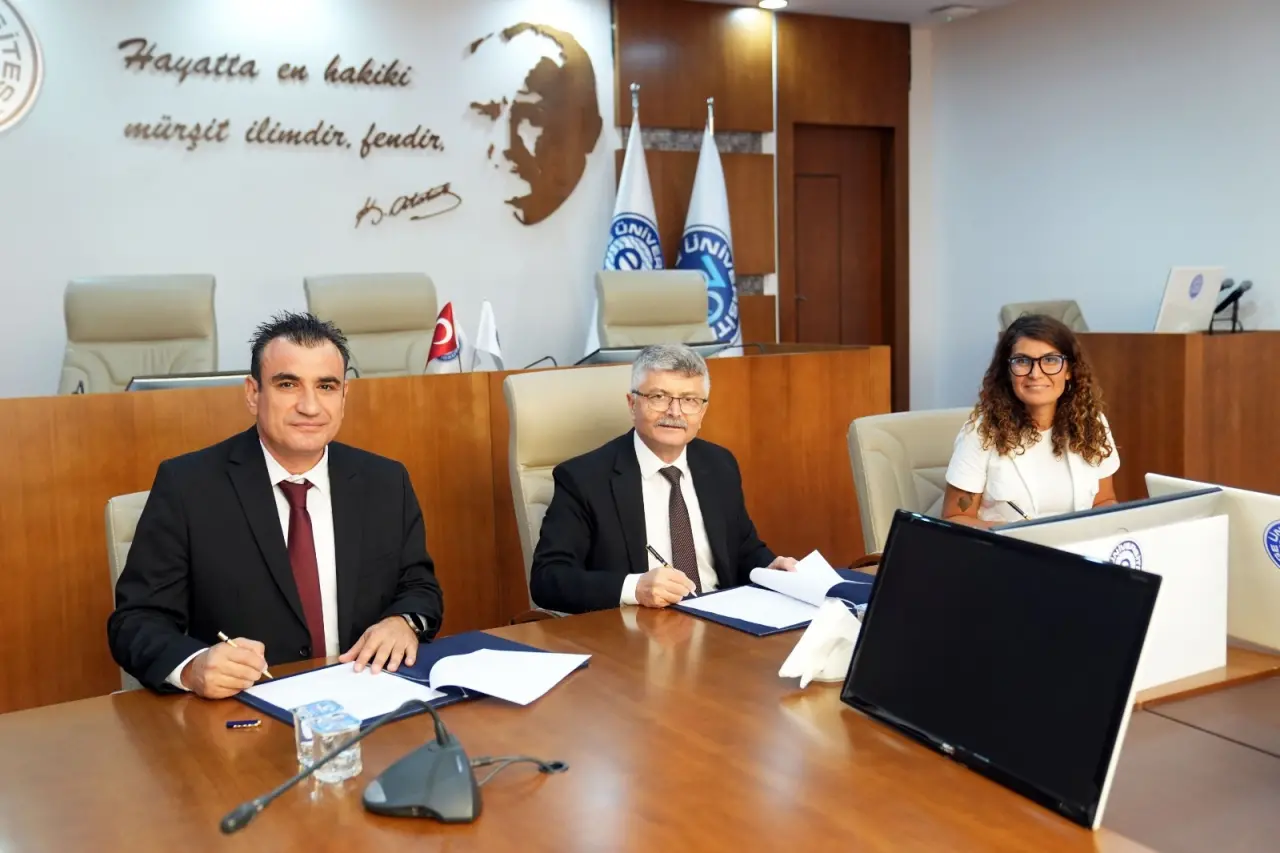 Ege Üniversitesi, sanayi-üniversite iş birlikleri kapsamında yeni anlaşmalara imza atmaya devam ediyor. Bu kapsamda Ege Üniversitesi Ege Meslek Yüksekokulu (Ege MYO) iki önemli iş birliği protokolü gerçekleştirdi. Ege MYO ile İmas Klima Soğutma Mak. San. Tic. ve Müm.  A.Ş arasında “Mesleki ve Teknik Eğitimi Destekleme İş Birliği Protokolü” imzalanırken Ege MYO ile Azuro Kimya Sanayi ve Ticaret A.Ş.   “Mesleki Eğitim İş Birliği Protokolünü” hayata geçirildi. Her iki protokole de Ege Üniversitesi adına Rektör Yardımcısı Prof. Dr. Mehmet Ersan imza attı.