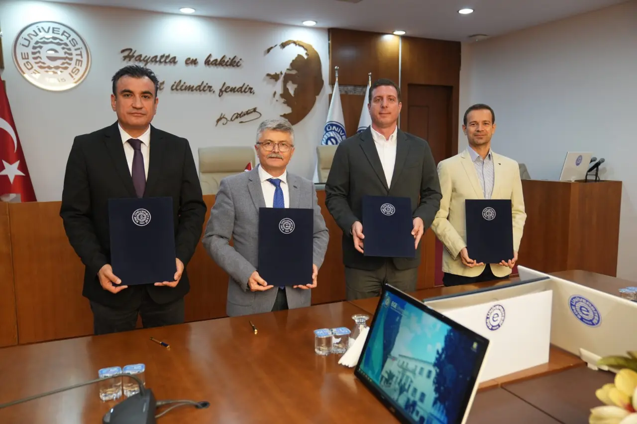 Ege Üniversitesi, sanayi-üniversite iş birlikleri kapsamında yeni anlaşmalara imza atmaya devam ediyor. Bu kapsamda Ege Üniversitesi Ege Meslek Yüksekokulu (Ege MYO) iki önemli iş birliği protokolü gerçekleştirdi. Ege MYO ile İmas Klima Soğutma Mak. San. Tic. ve Müm.  A.Ş arasında “Mesleki ve Teknik Eğitimi Destekleme İş Birliği Protokolü” imzalanırken Ege MYO ile Azuro Kimya Sanayi ve Ticaret A.Ş.   “Mesleki Eğitim İş Birliği Protokolünü” hayata geçirildi. Her iki protokole de Ege Üniversitesi adına Rektör Yardımcısı Prof. Dr. Mehmet Ersan imza attı.