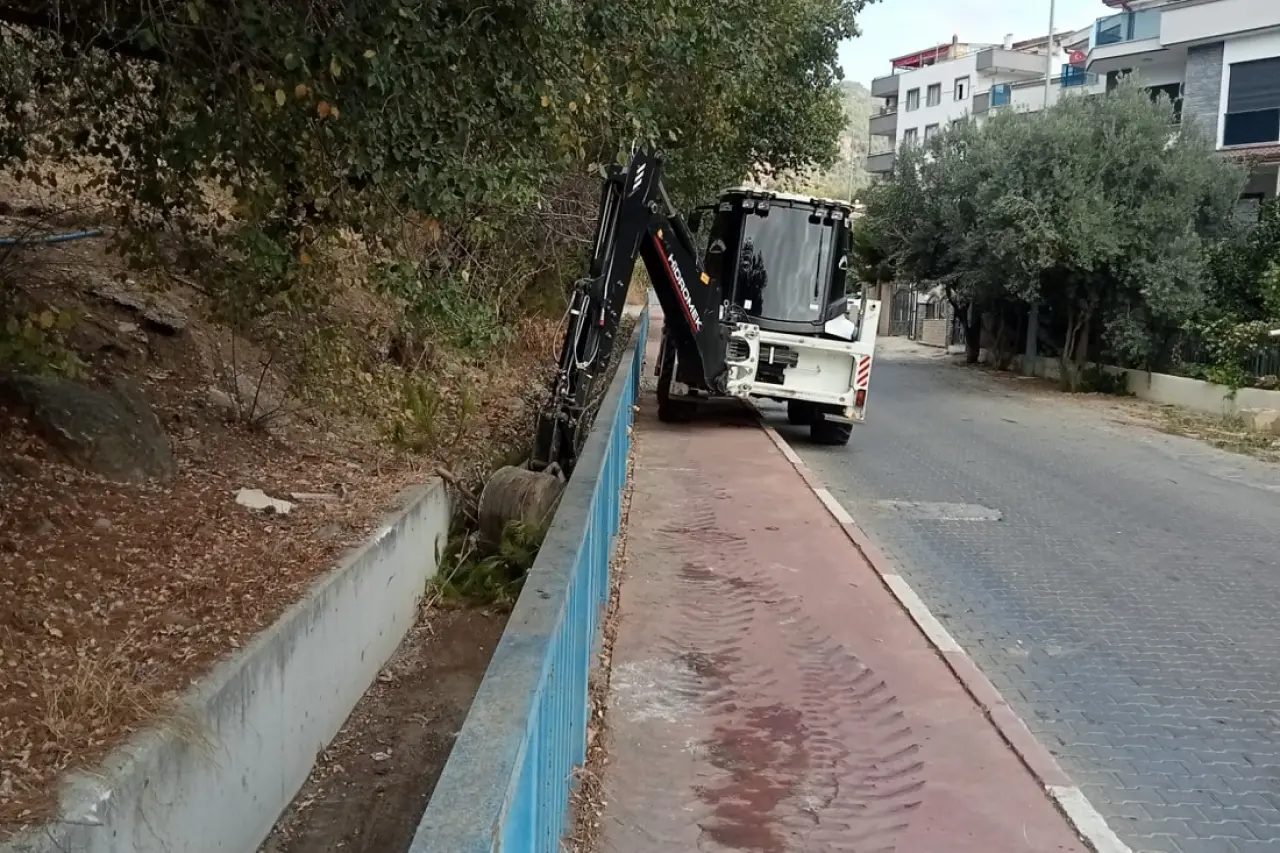 Menderes’te artan yağışlar öncesi Menderes Belediyesi, İZSU ile gerçekleştirdiği ortak çalışma ile dere yatakları ve kanalları temizledi. 
