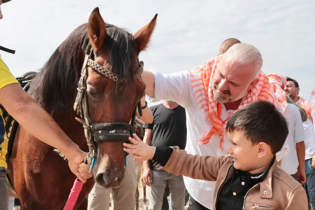 Menemen'de 11. Geleneksel Rahvan At Yarışları şölen havasında yapıldı. 184 rahvan atın piste çıktığı yarışlar, Türkiye'nin dört bir yanından atçılığa gönül verenleri Menemen'de buluşturdu. Alana rahvan at üzerinde vatandaşları selamlayarak gelen Menemen Belediye Başkanı Aydın Pehlivan, “Menemen bir yandan modern projelerle geleceğe yürürken, diğer yandan asırlık gelenekleriyle köklerine bağlı bir kenttir. Gelecek yıl rahvan at yarışlarımızı uluslararası düzeyde yapacağız” dedi.
